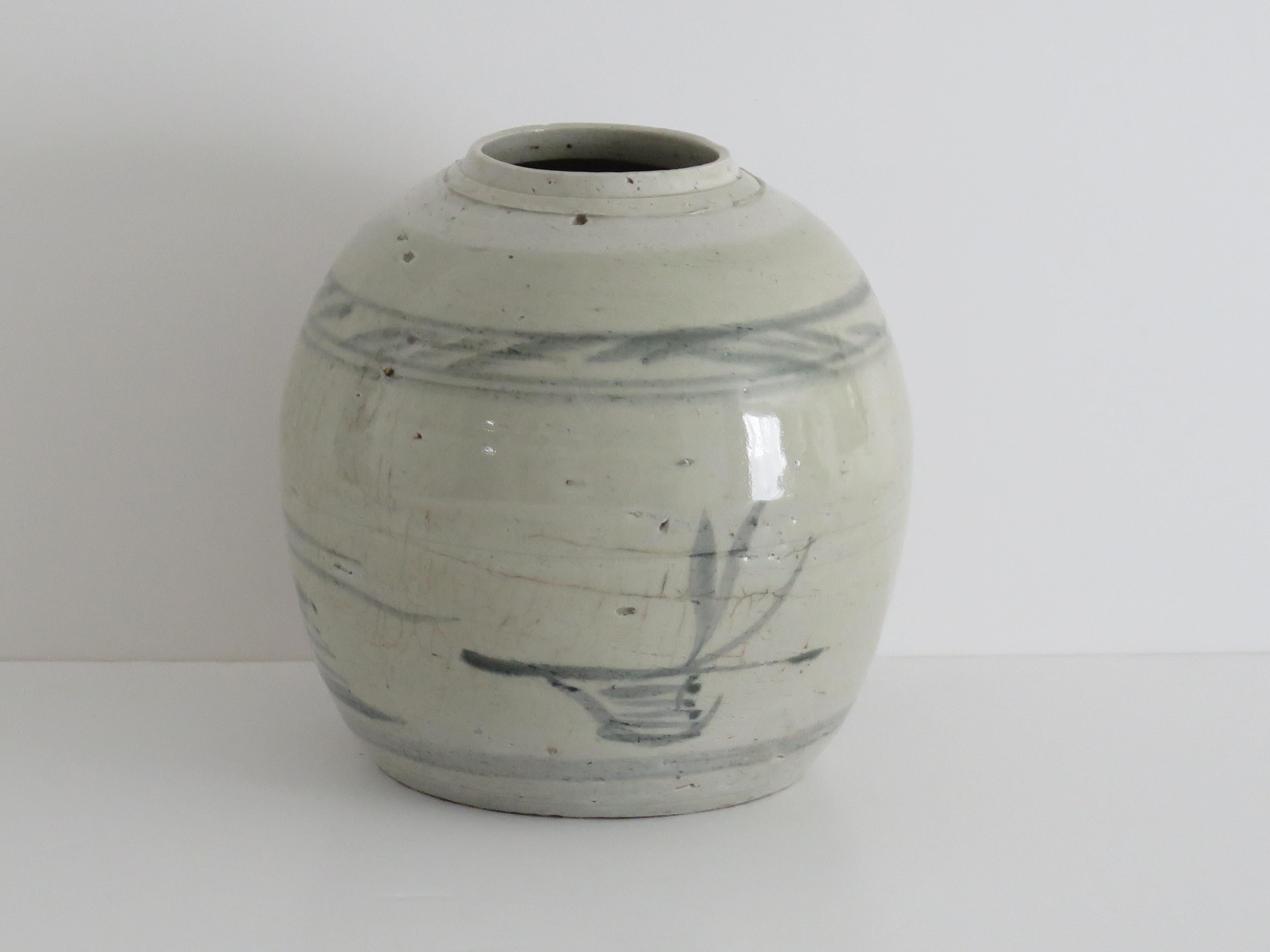 Jarre d'exportation chinoise de la fin du Ming Provincial Peint à la main glaçure céladon, 17ème siècle en vente 1