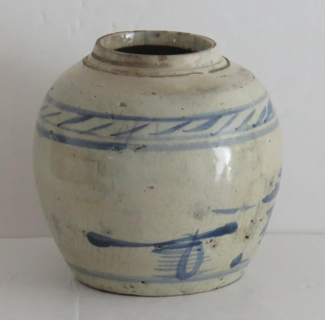 Chinese Export Jar Provincial Hand Painted ceramic, 17th Century late Ming For Sale 1