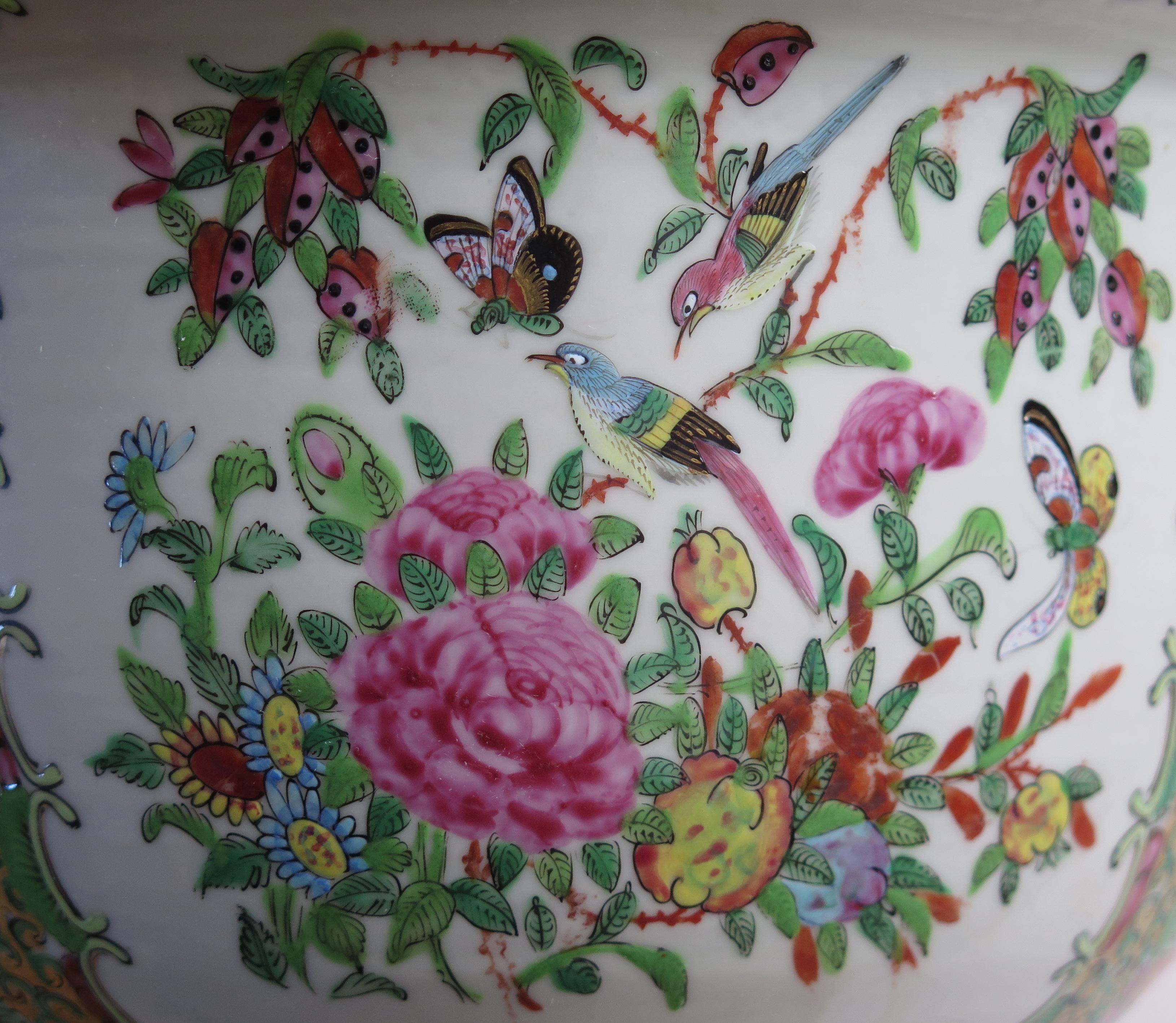 Chinese Export Ceramic Jardiniere Cache Pot Canton Rose Medallion, Ca 1820 In Good Condition For Sale In Lincoln, Lincolnshire