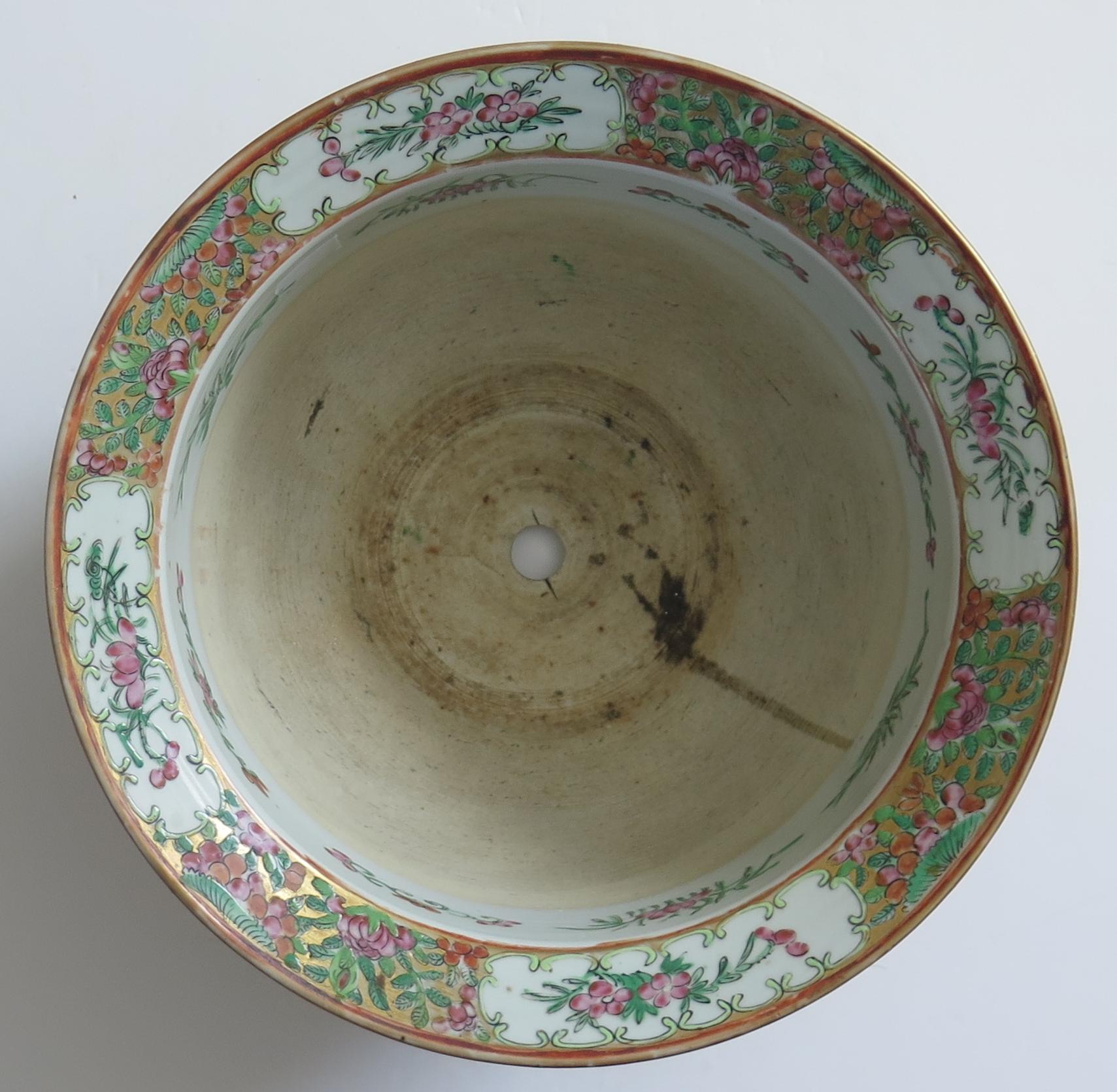 Chinese Export Ceramic Jardiniere Cache Pot Canton Rose Medallion, Ca 1820 In Good Condition In Lincoln, Lincolnshire