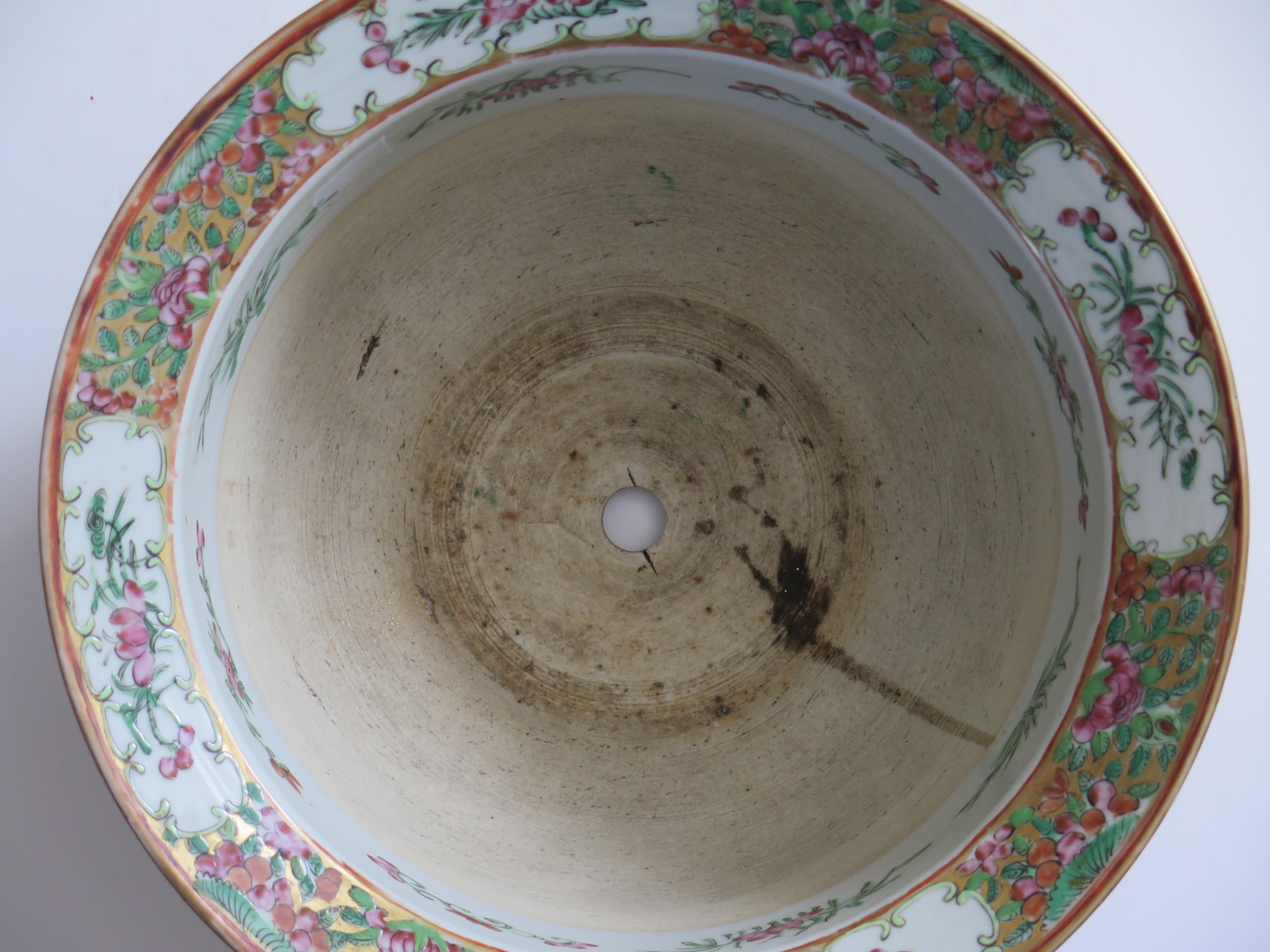 19th Century Chinese Export Ceramic Jardiniere Cache Pot Canton Rose Medallion, Ca 1820 For Sale