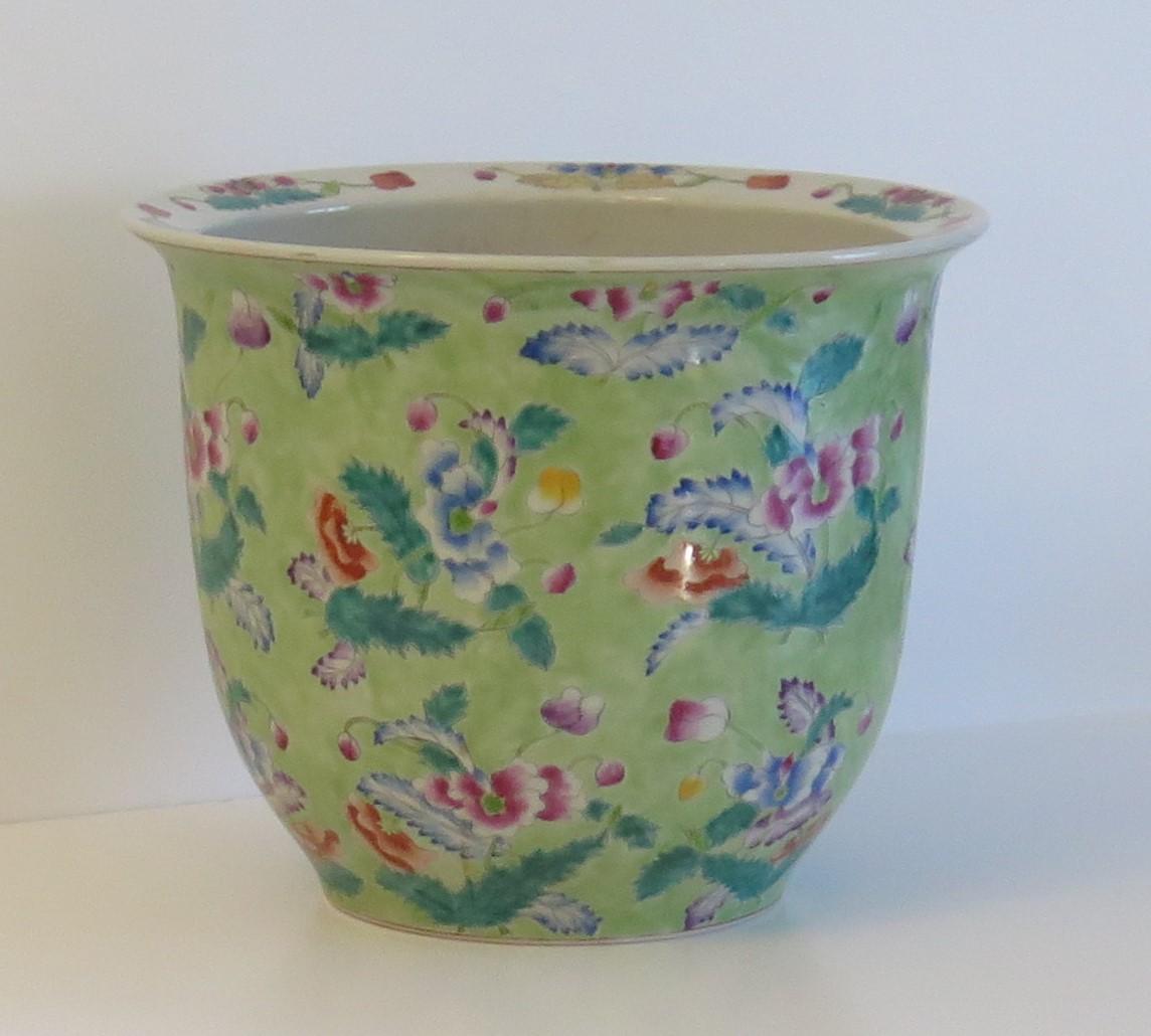 This is a fairly large, Chinese Export cache pot or jardiniere all hand decorated in a Famille Rose floral pattern, dating to the early 20th Century of the late Qing period, Circa 1900 to 1920.

The Jardiniere is well potted and quite heavy with