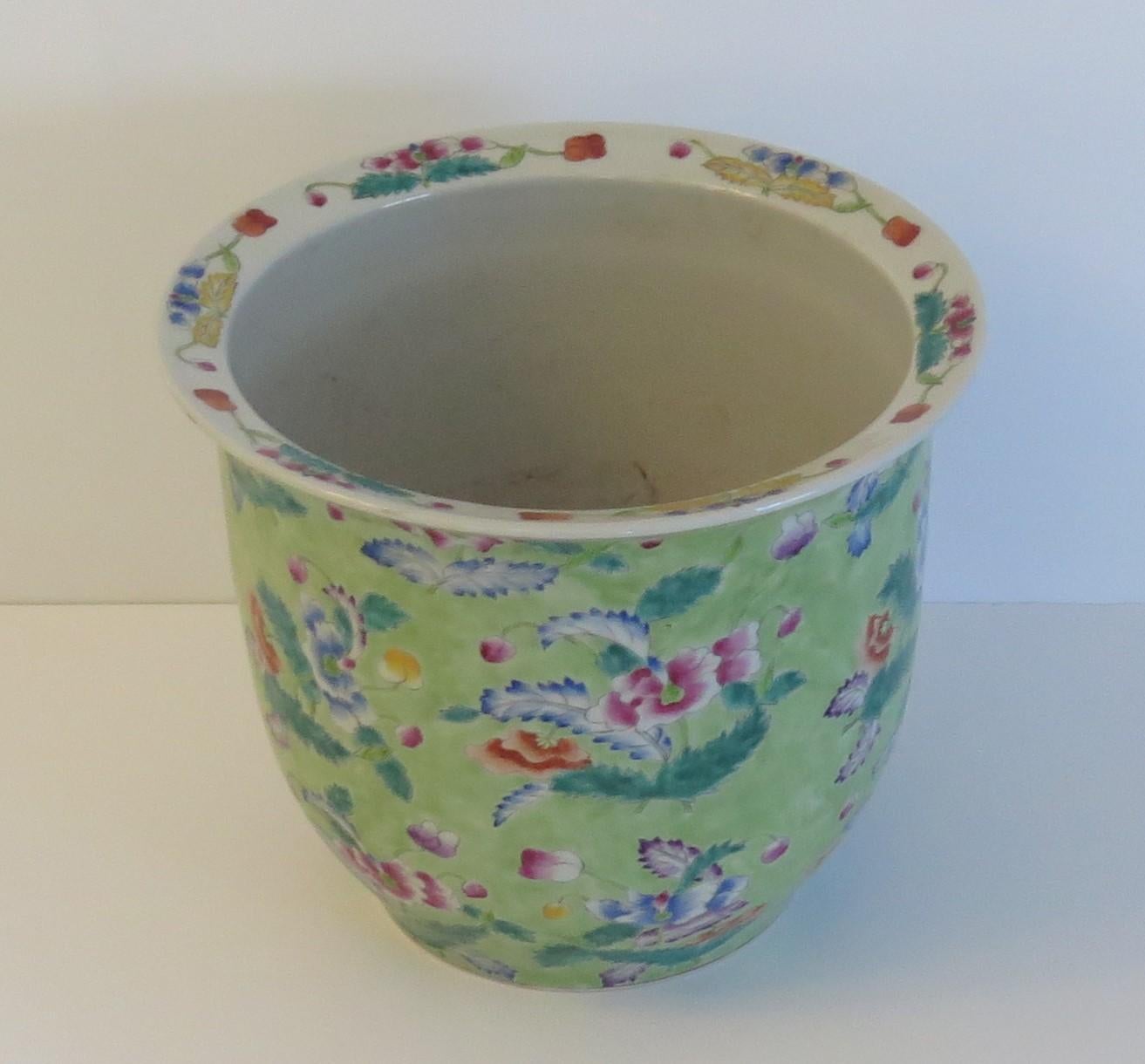 Chinese Export ceramic Jardiniere Cache Pot Famille Rose hand painted, Ca 1910 In Good Condition In Lincoln, Lincolnshire