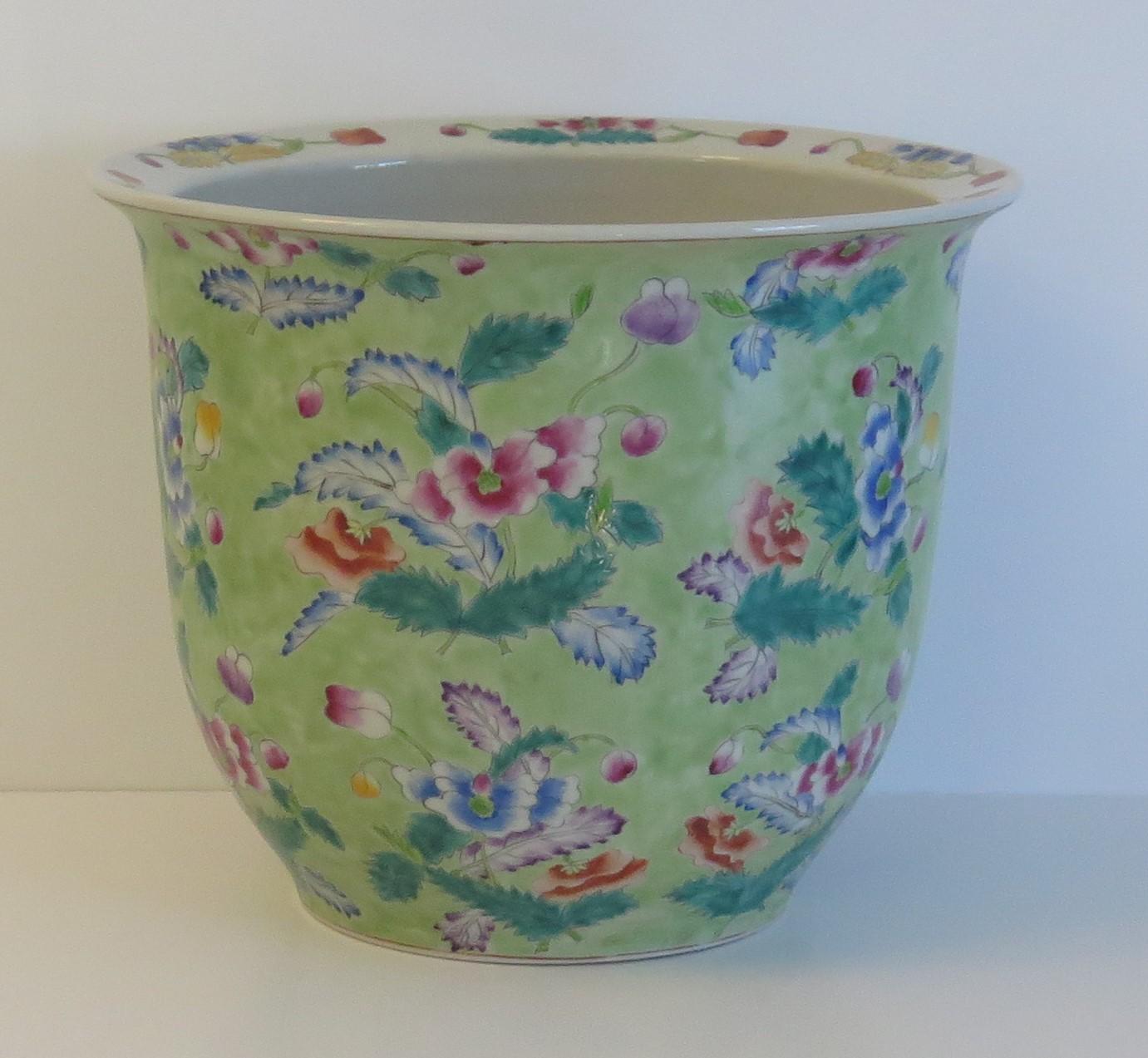 Porcelain Chinese Export ceramic Jardiniere Cache Pot Famille Rose hand painted, Ca 1910