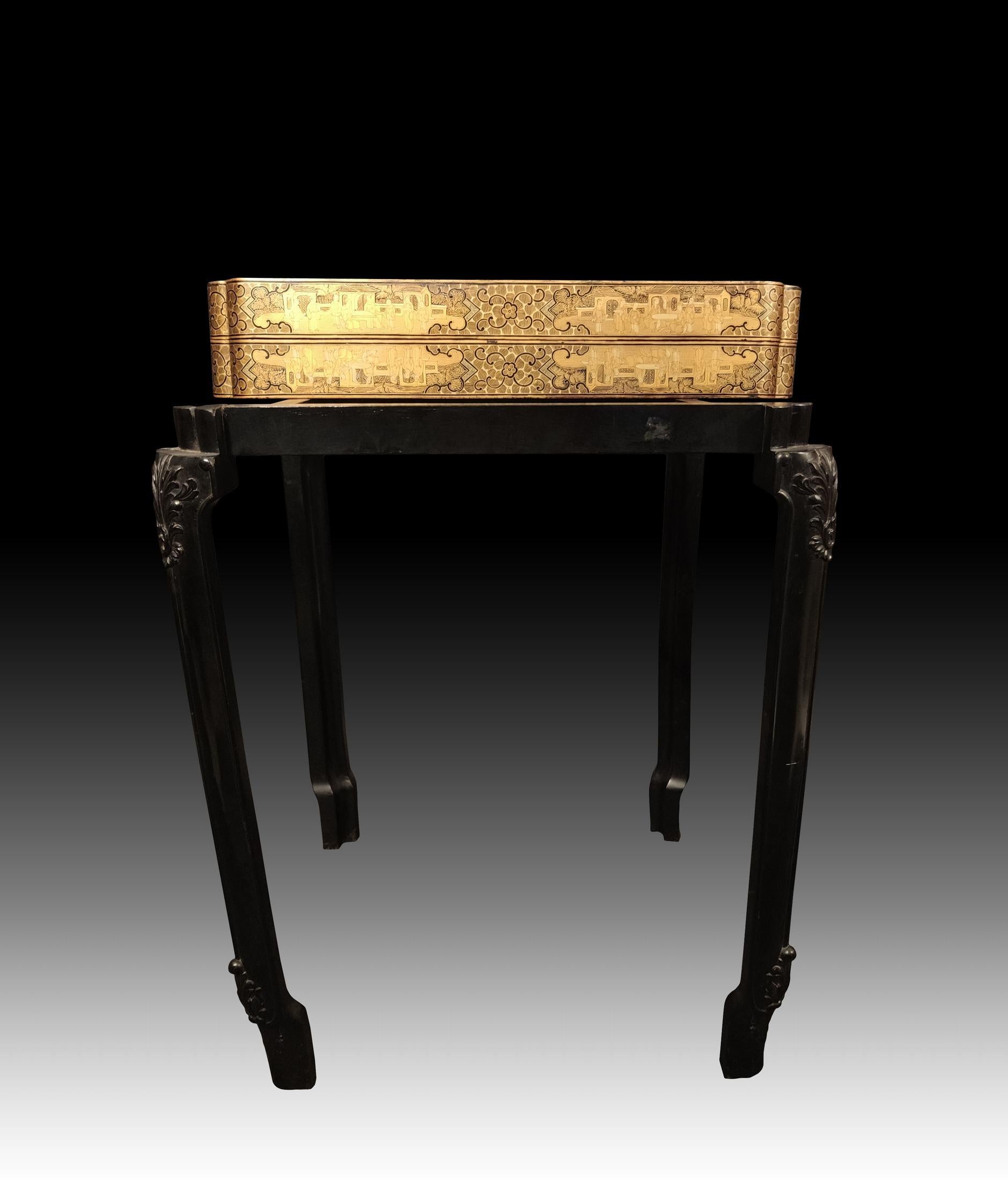 Scacchiera cinese da esportazione laccata e in madreperla del XIX secolo con supporto in legno intagliato.
Dimensioni: 58 x 58 cm e 73 cm di altezza
Ottime condizioni.
 