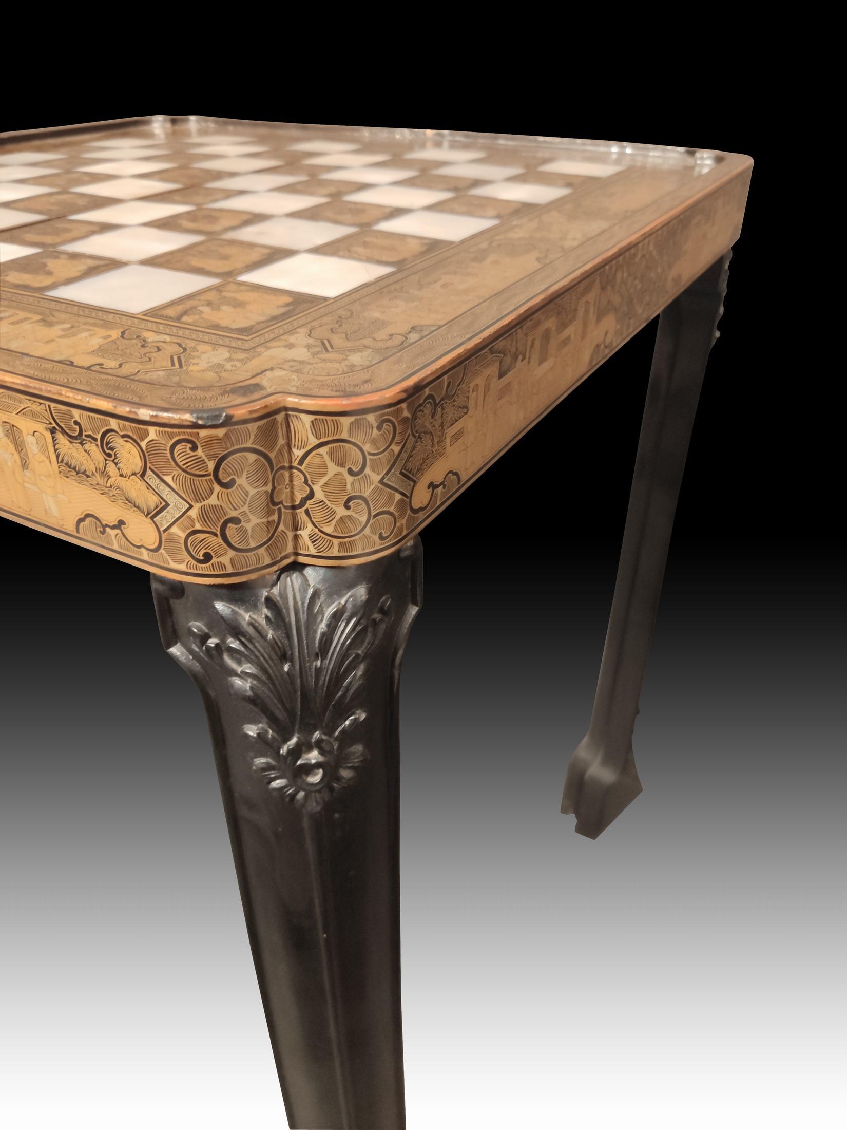 19th Century Chinese Export Lacquered and Mother-of-Pearl Chess Board from 19th with a Table For Sale