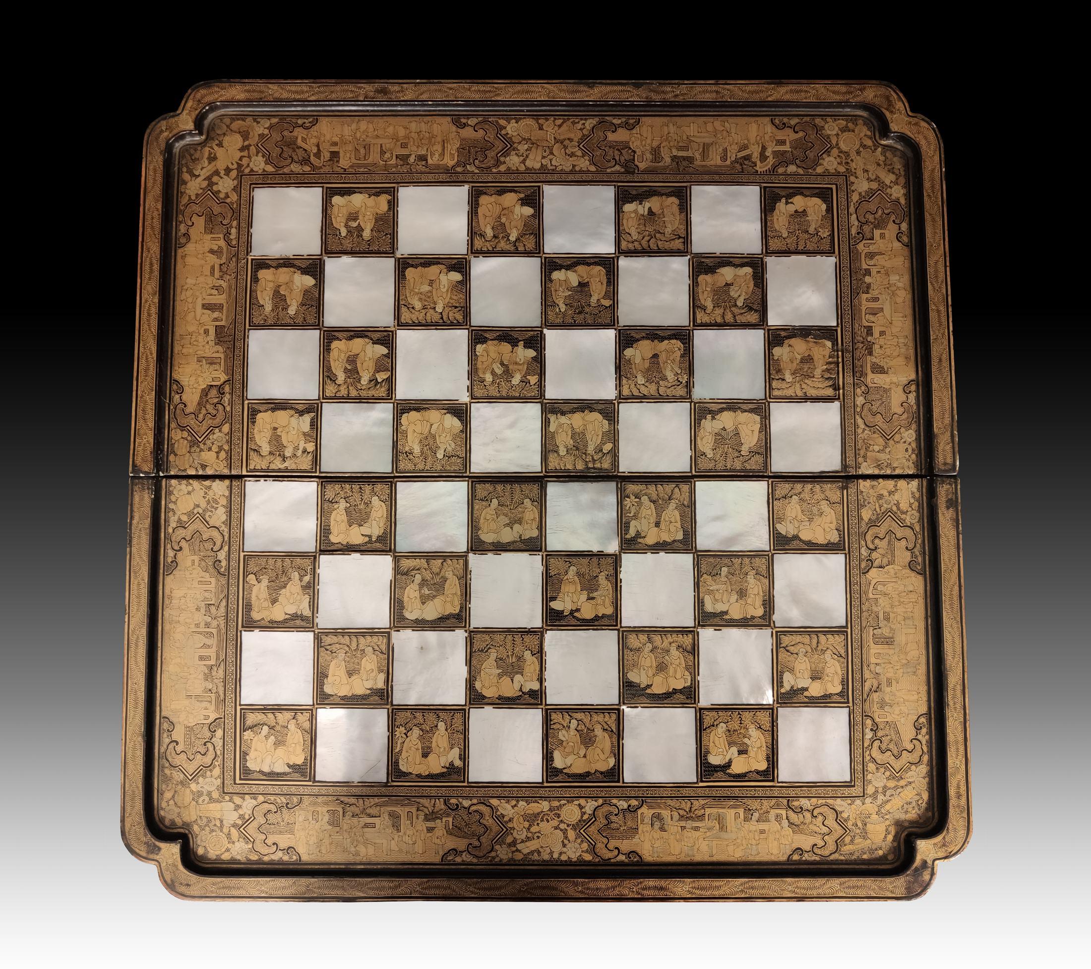 Wood Chinese Export Lacquered and Mother-of-Pearl Chess Board from 19th with a Table For Sale