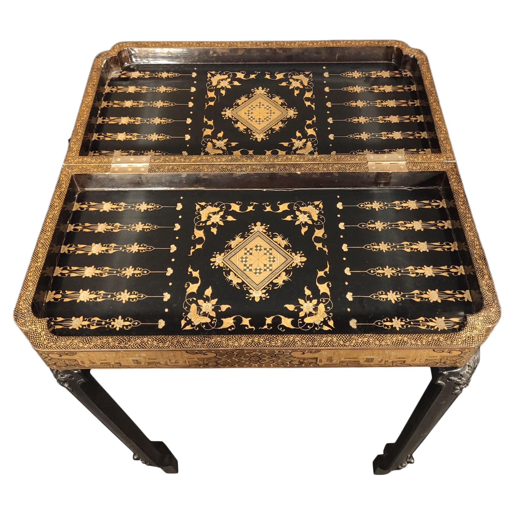Planche à échecs d'exportation chinoise du 19e siècle laquée et en nacre avec une table