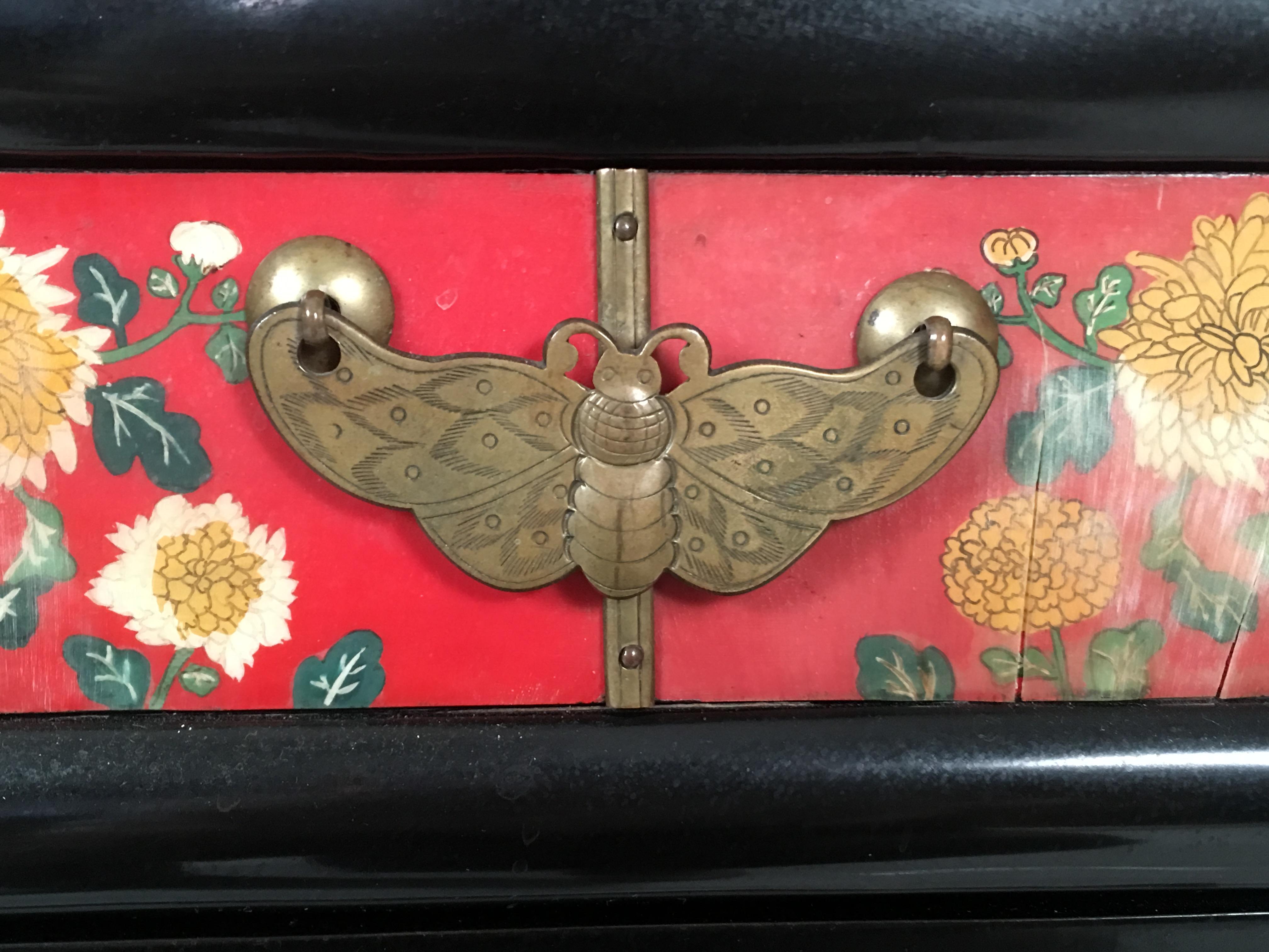 Chinese Export Lacquered Cabinet with Hand-Painted Bird Decorated Panels 2