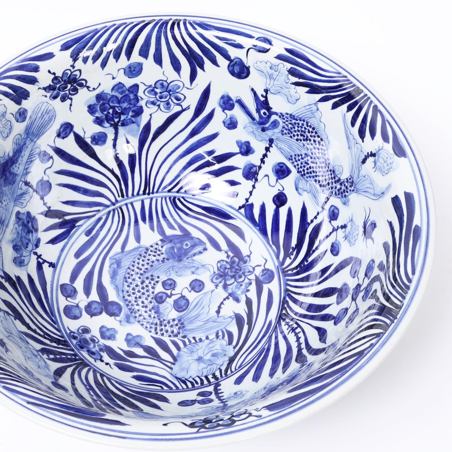 Chinois Grand bol aquatique en porcelaine bleue et blanche d'exportation chinoise en vente