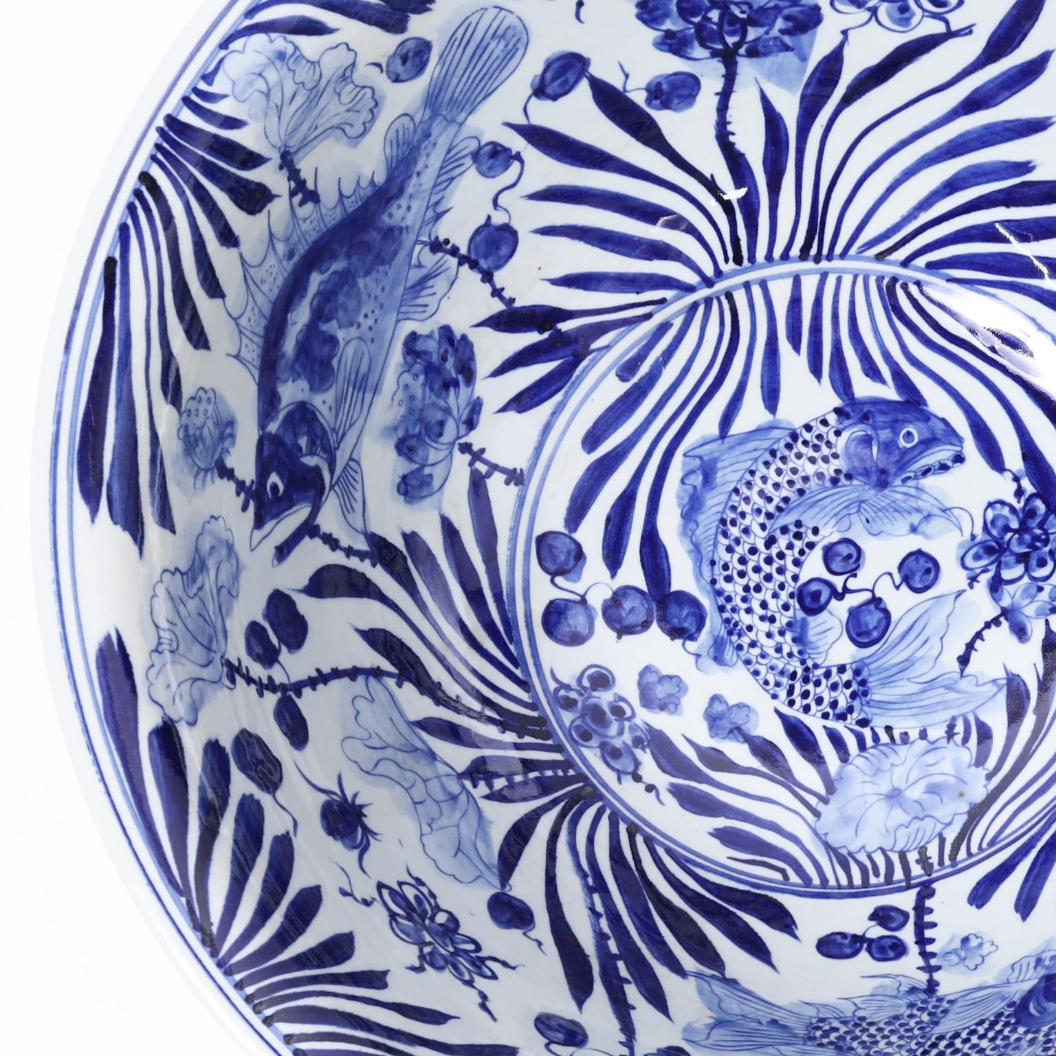Vernissé Grand bol aquatique en porcelaine bleue et blanche d'exportation chinoise en vente