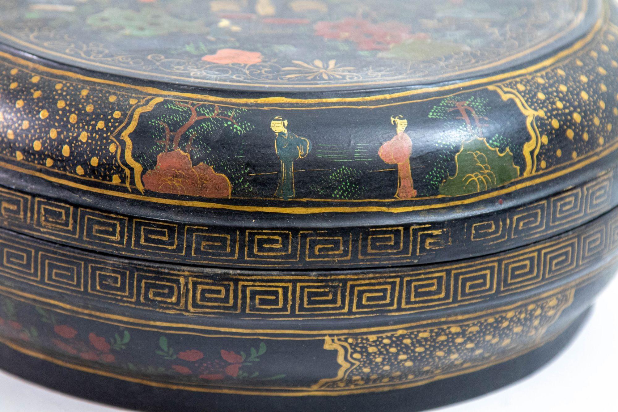 Gran caja china lacada en negro con numerosas figuras y detalles dorados.
Caja redonda china lacada en negro y pintada de dorado, fabricada para el mercado de exportación.
La caja redonda de laca negra está decorada con una hermosa policromía en