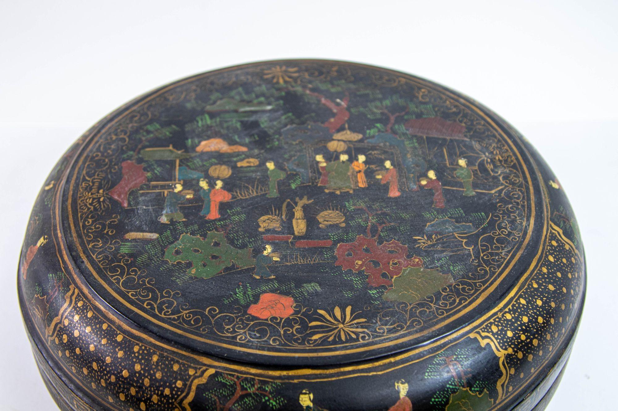 Caja redonda grande de exportación china Caja con tapa lacada en negro y pintada en dorado Años 50 Chinoiserie en venta