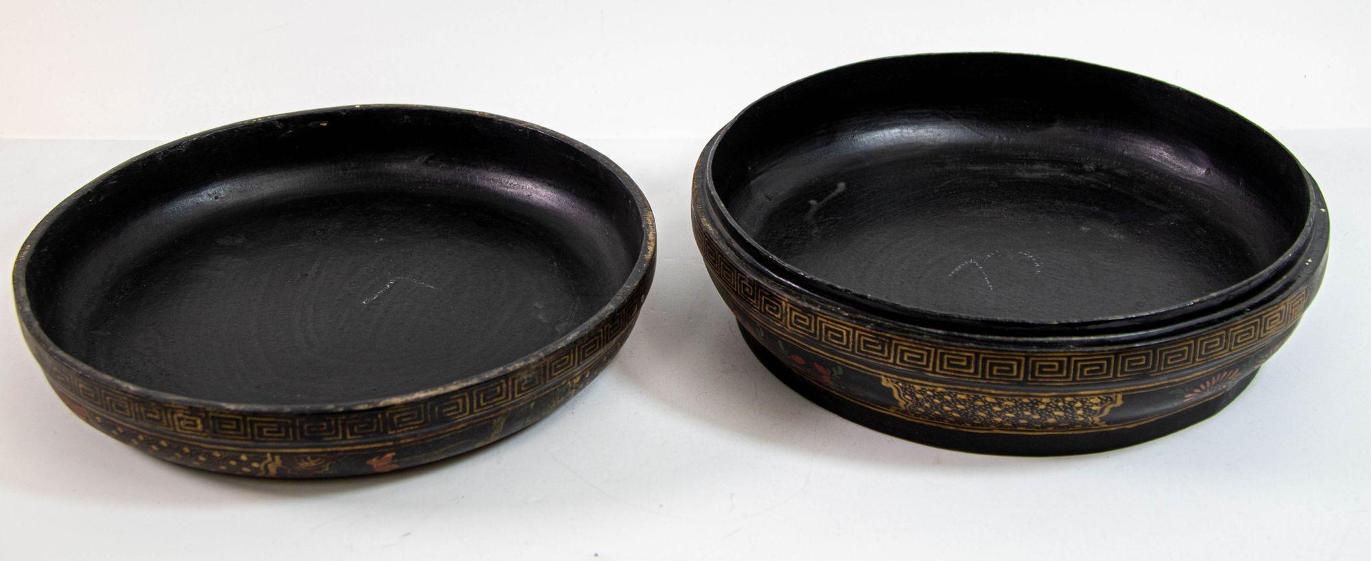 Caja redonda grande de exportación china Caja con tapa lacada en negro y pintada en dorado Años 50 en Bueno estado para la venta en North Hollywood, CA