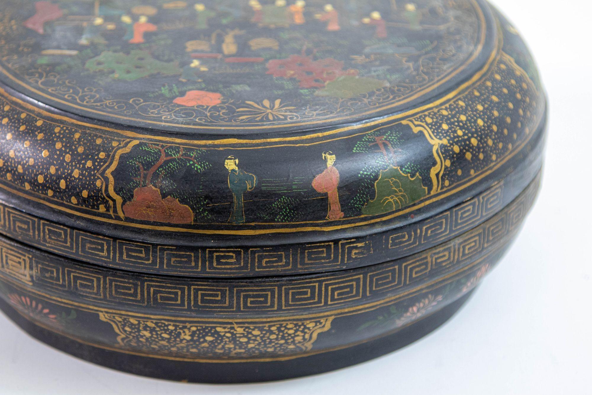 Caja redonda grande de exportación china Caja con tapa lacada en negro y pintada en dorado Años 50 siglo XX en venta