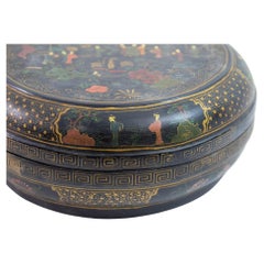 Große runde chinesische Exportschachtel, schwarz lackiert, vergoldet und lackiert, bemalt, mit Deckel, 1950er Jahre