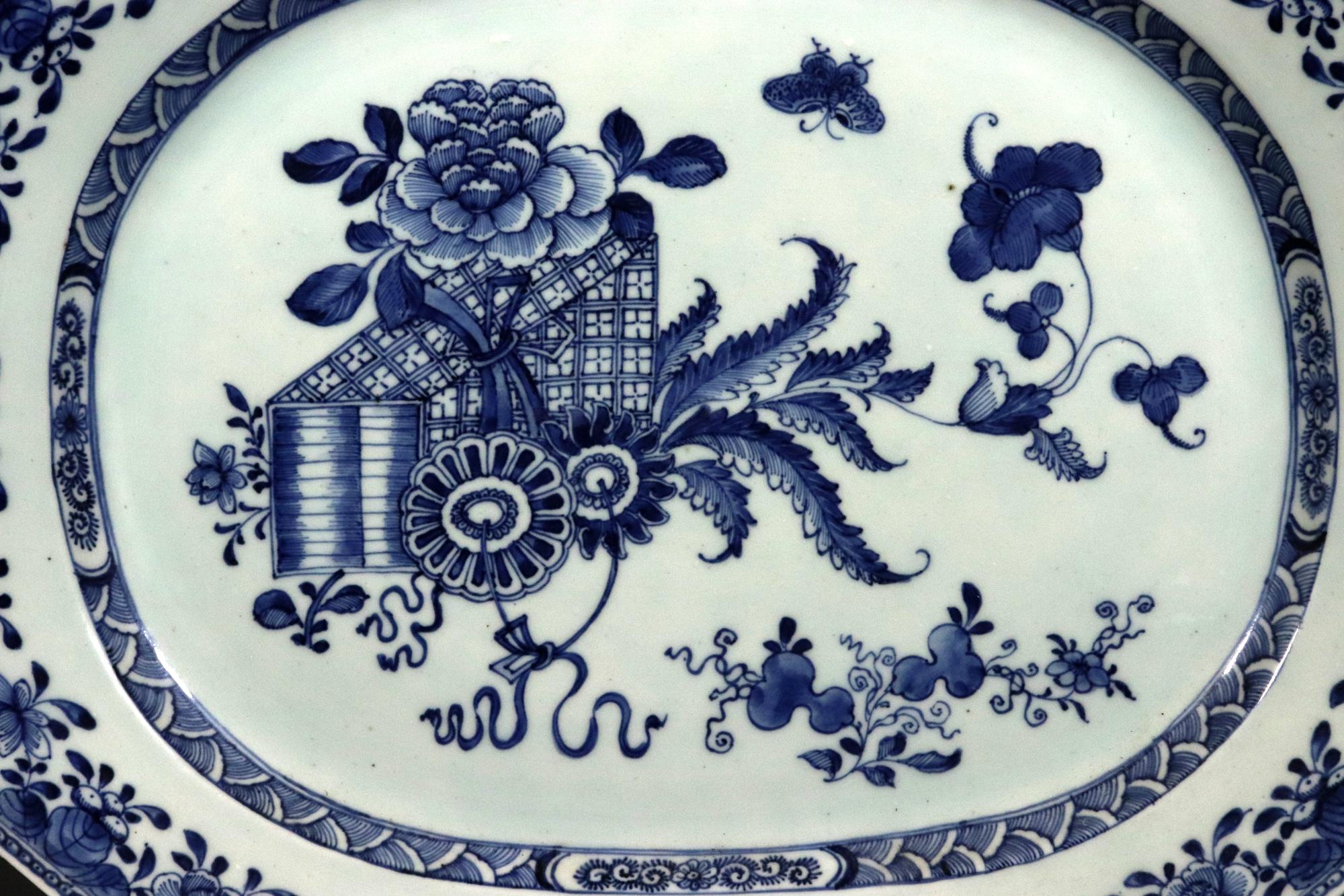Chinese Export Large Underglaze Blue & White Porcelain Dish In Good Condition For Sale In Downingtown, PA