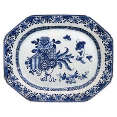 Grand plat en porcelaine bleu et blanc sous glaçure d'exportation chinoise