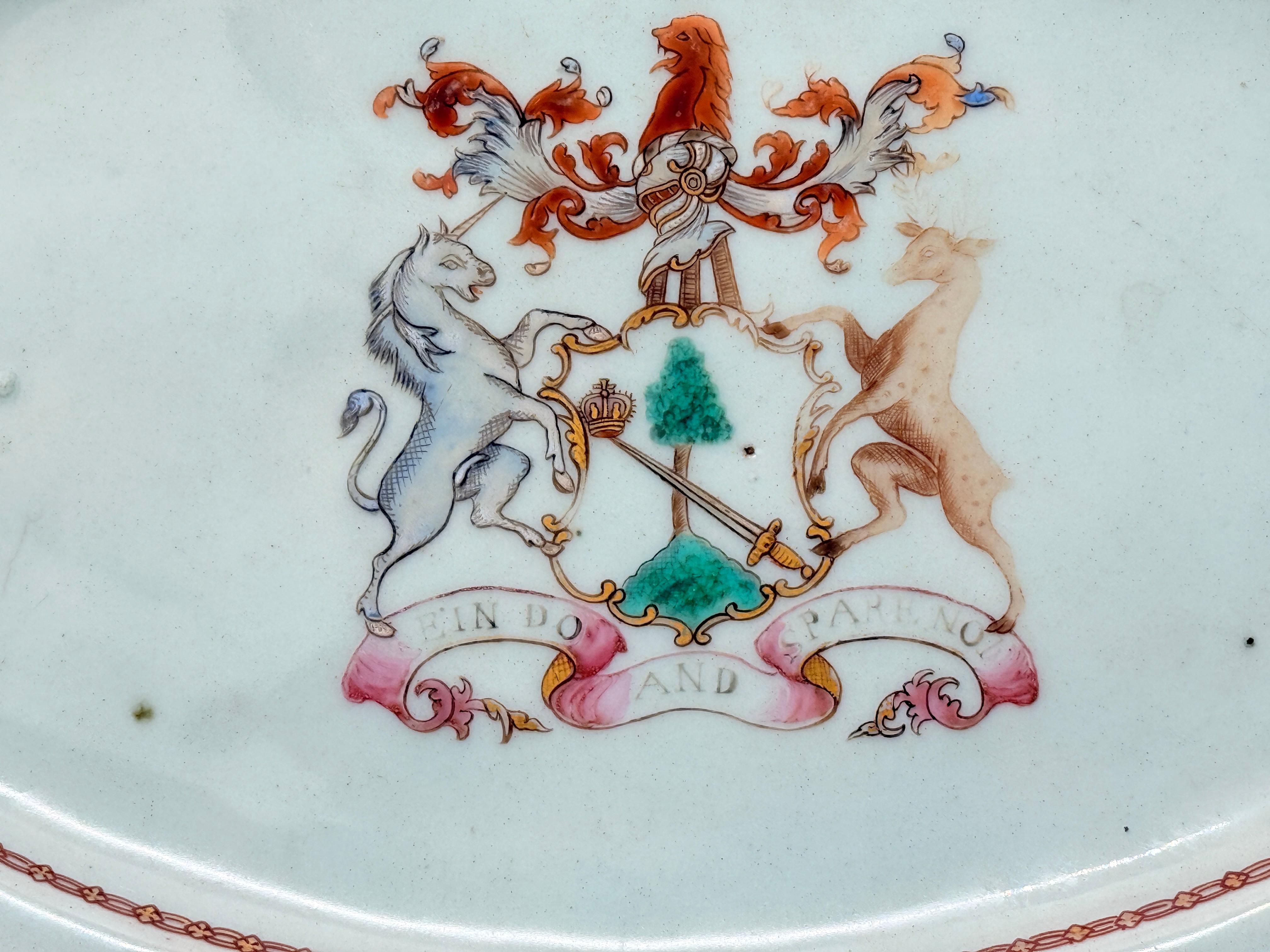 Las armas son MacGregor de MacGregor: en asta, un roble erradicado en curva siniestra, coronado por una espada en curva molesta propia; en el cantón diestro, una corona antigua de gules; cimera: una cabeza de león propia (coronada por una corona