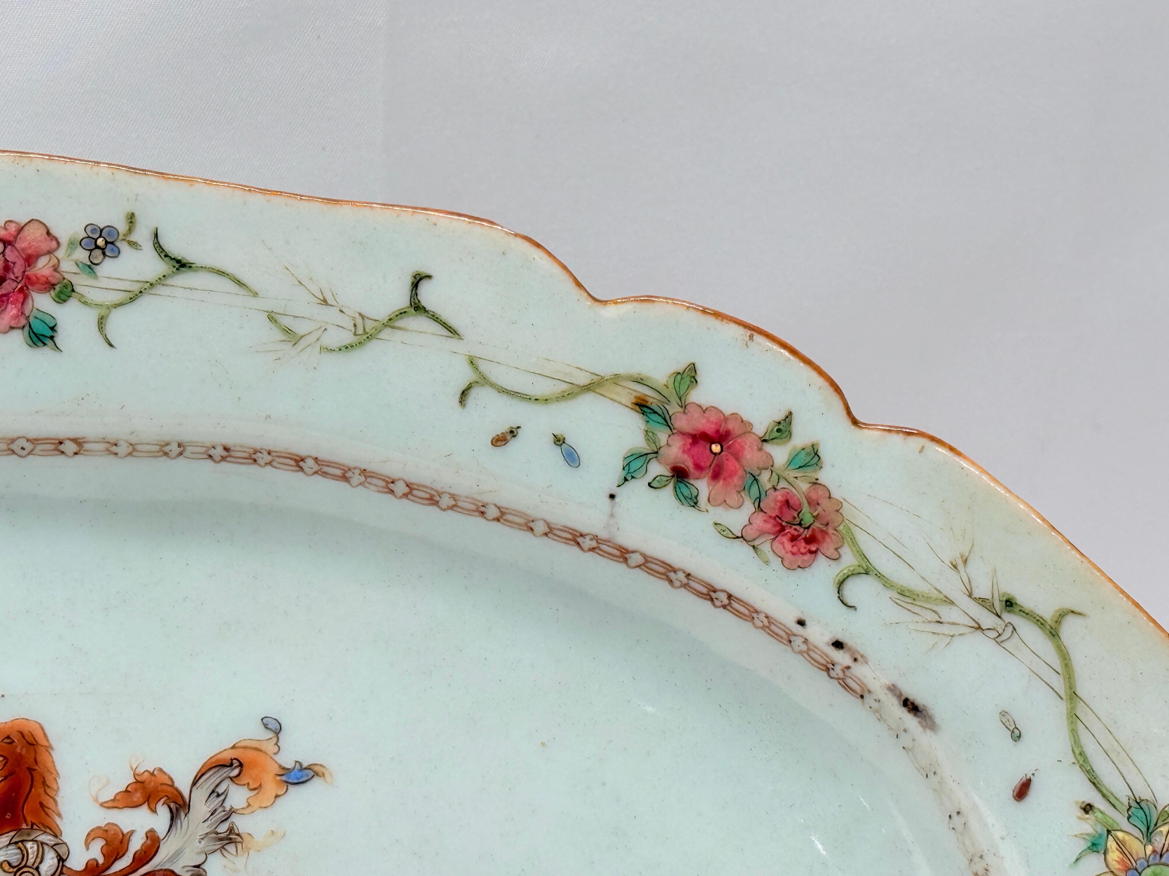 Plato de porcelana con escudo de armas Macgregor de MarcGregor de exportación china C. 1760 siglo XVIII y antes en venta