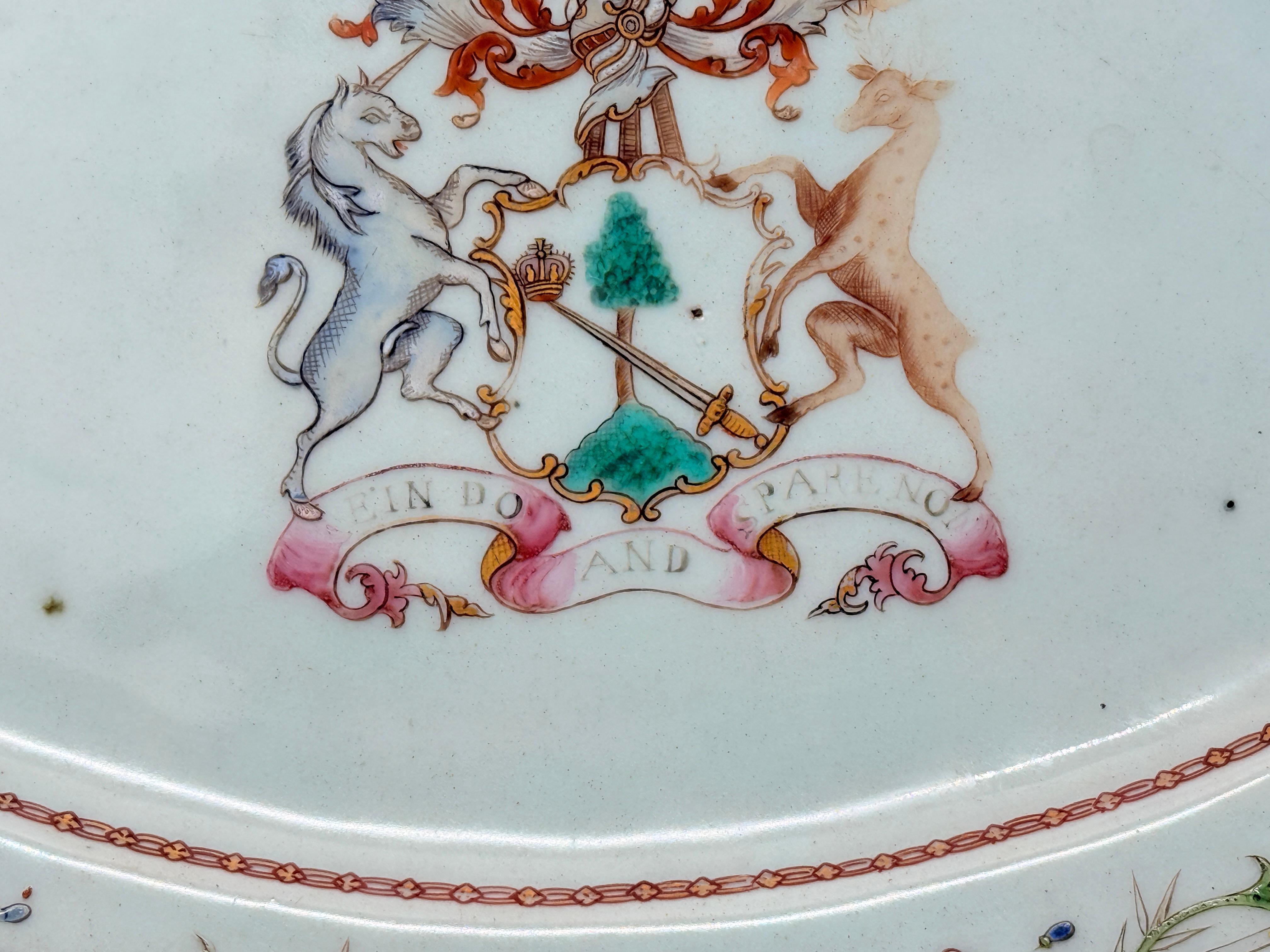 Plato de porcelana con escudo de armas Macgregor de MarcGregor de exportación china C. 1760 Porcelana en venta