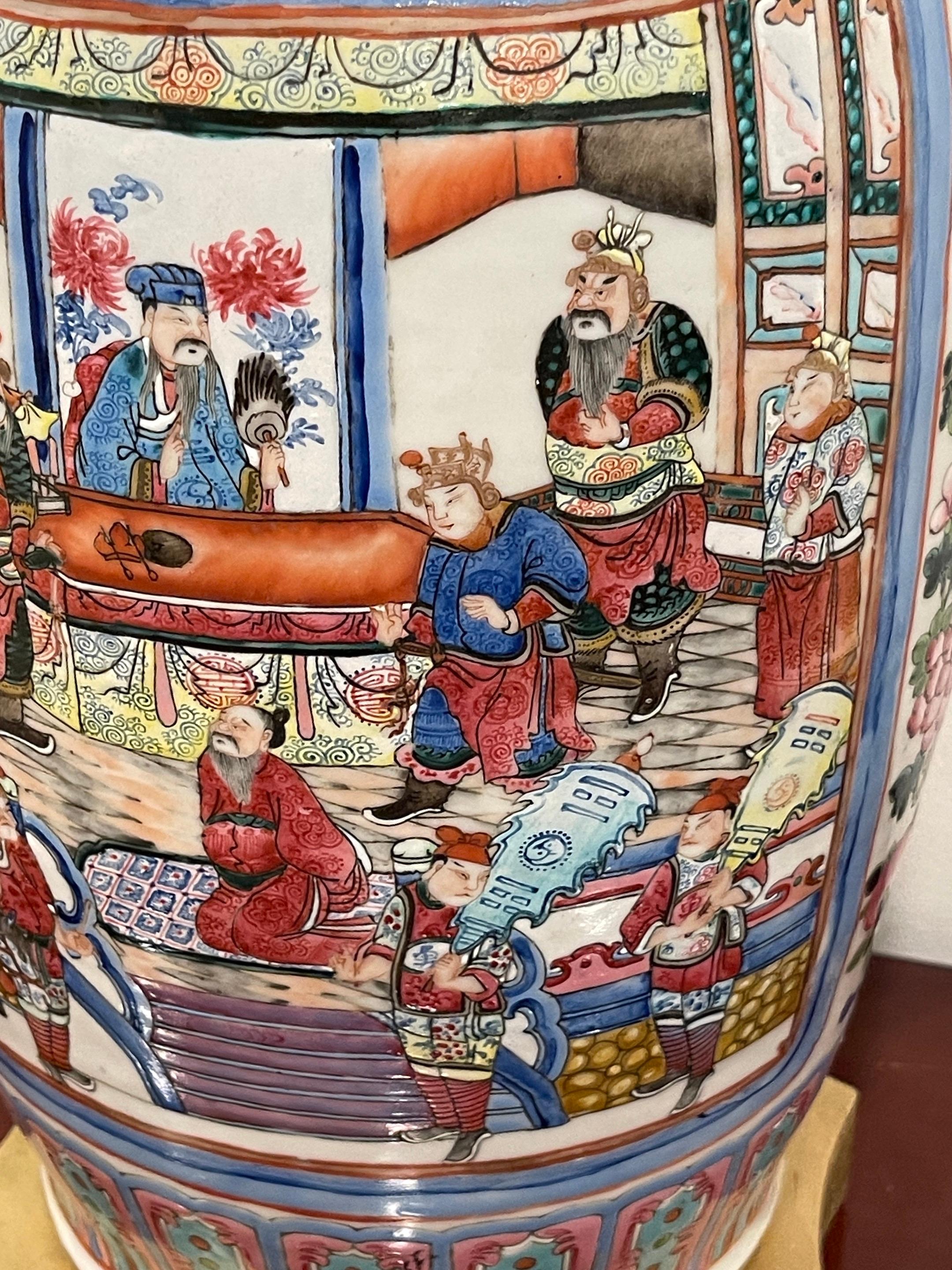 Vase famille rose d'un guerrier mandarin exporté de Chine, converti en lampe en vente 2