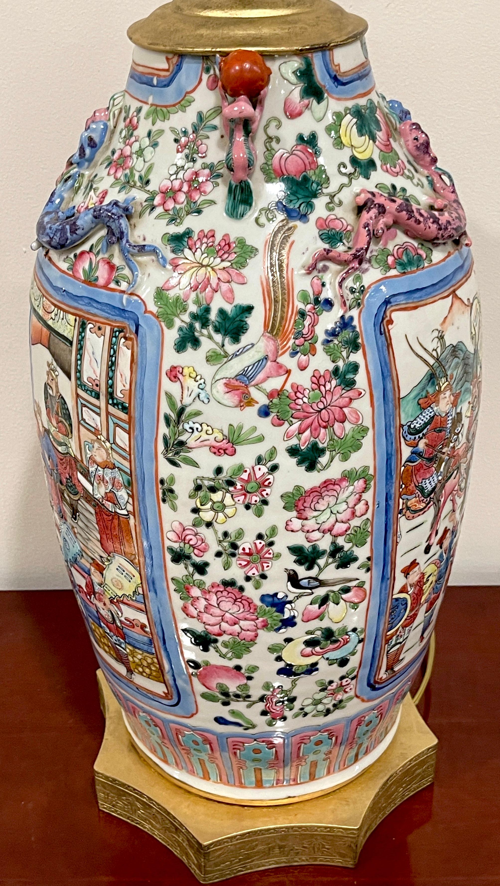 Vase famille rose d'un guerrier mandarin exporté de Chine, converti en lampe en vente 3
