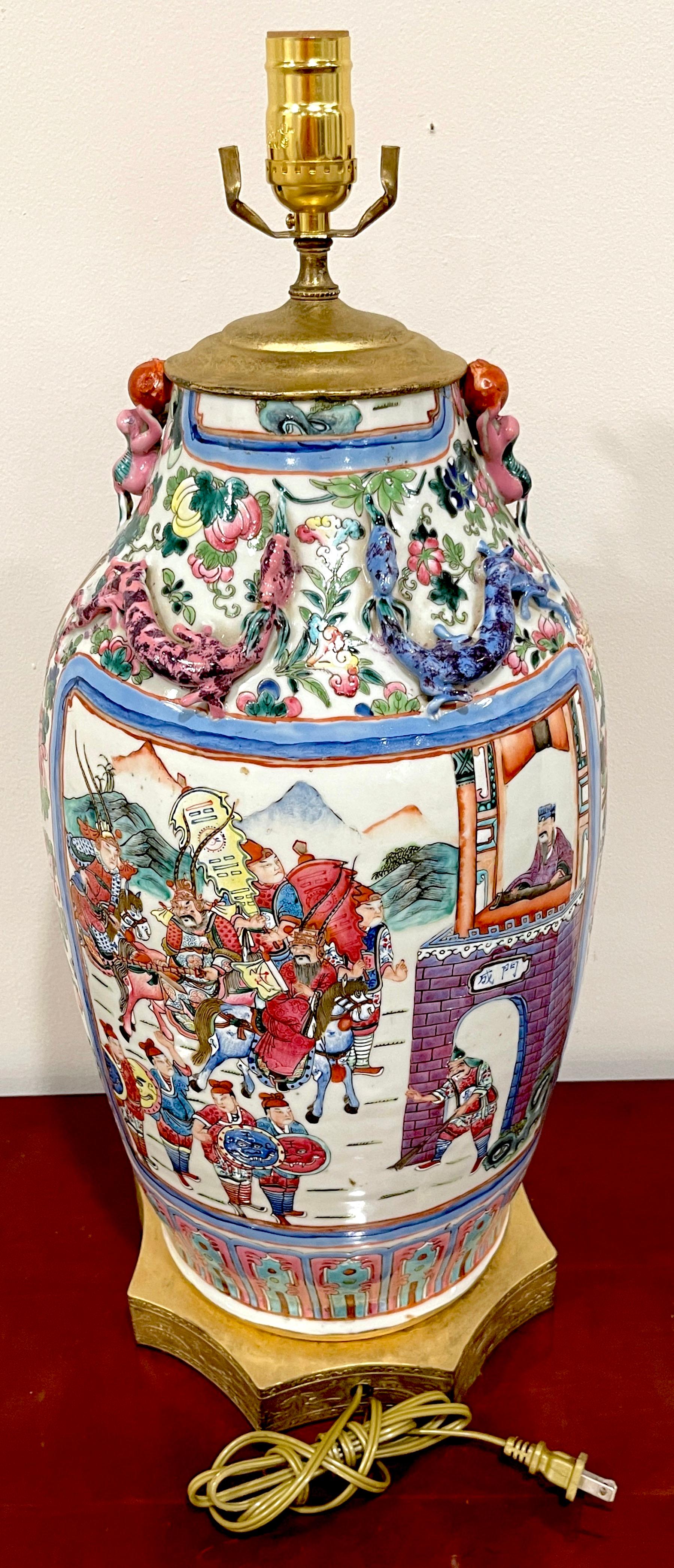 Vase famille rose d'un guerrier mandarin exporté de Chine, converti en lampe en vente 4