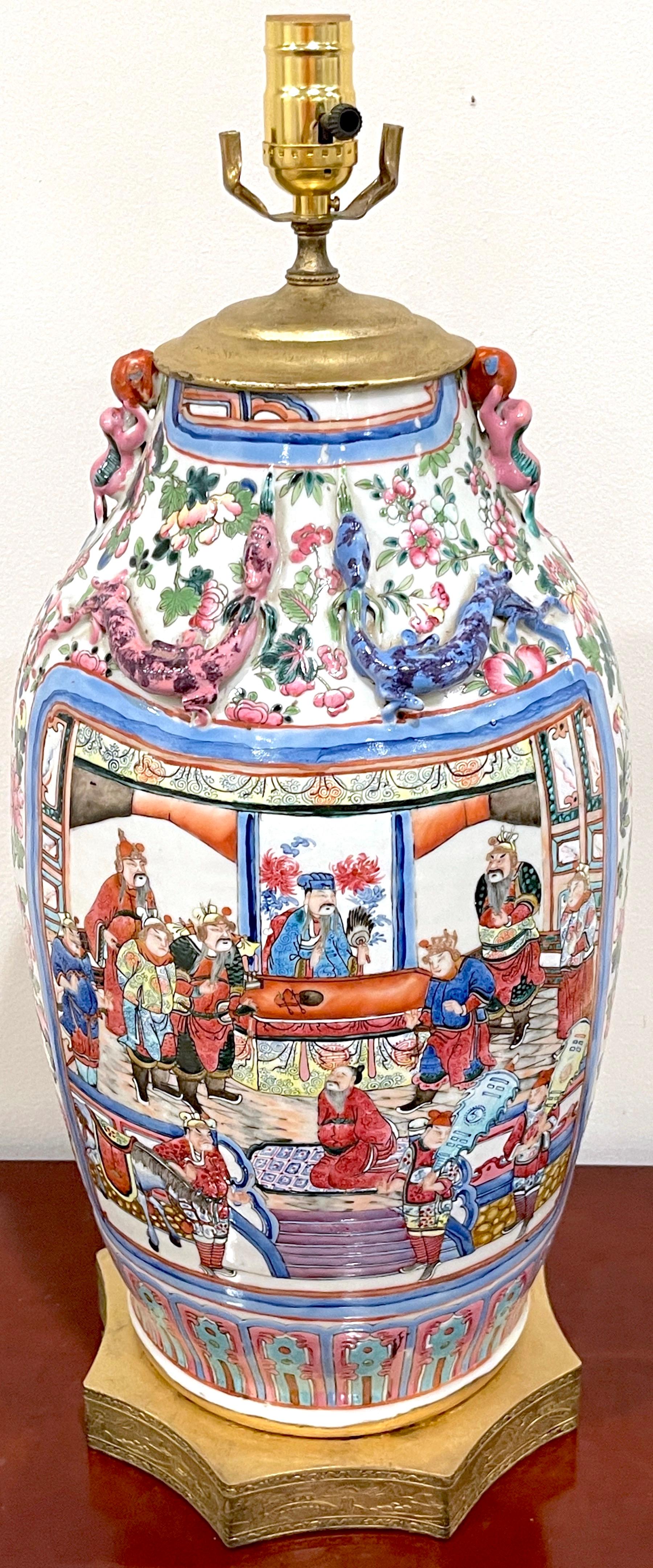Vase famille rose d'un guerrier mandarin exporté de Chine, converti en lampe
Le vase en porcelaine, Chine vers 1860
Montures et lampes dorées États-Unis, vers 1925

Magnifique vase d'exportation chinoise à famille rose et à guerrier mandarin,  à