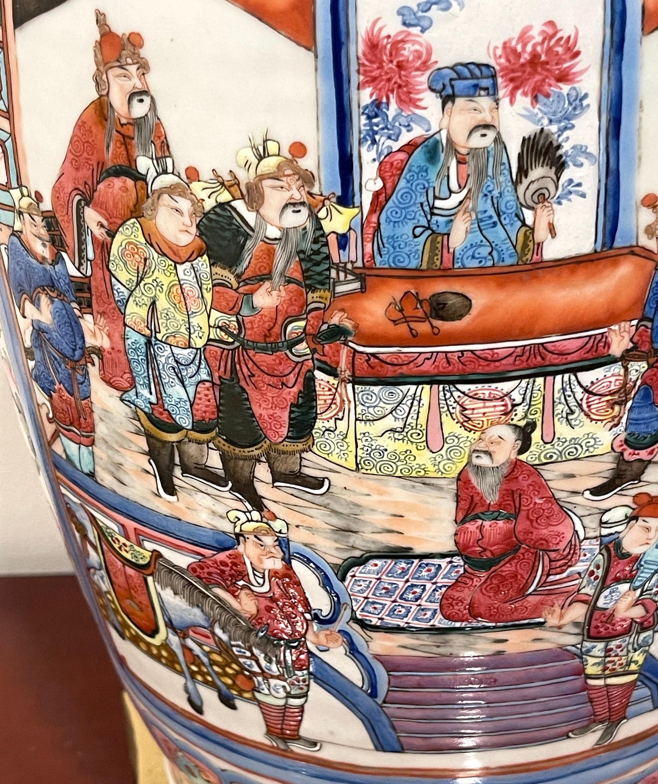 Émaillé Vase famille rose d'un guerrier mandarin exporté de Chine, converti en lampe en vente