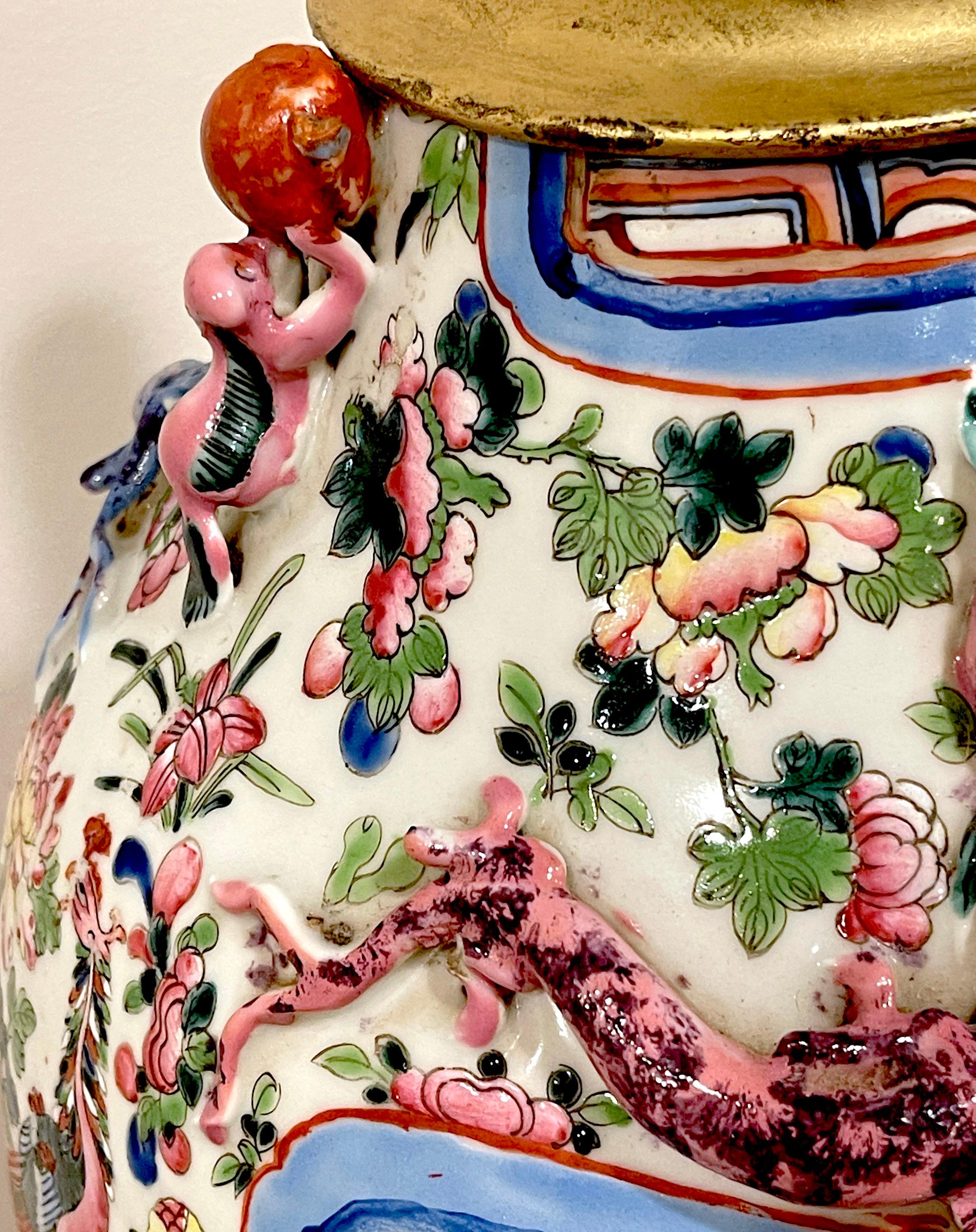 Métal Vase famille rose d'un guerrier mandarin exporté de Chine, converti en lampe en vente