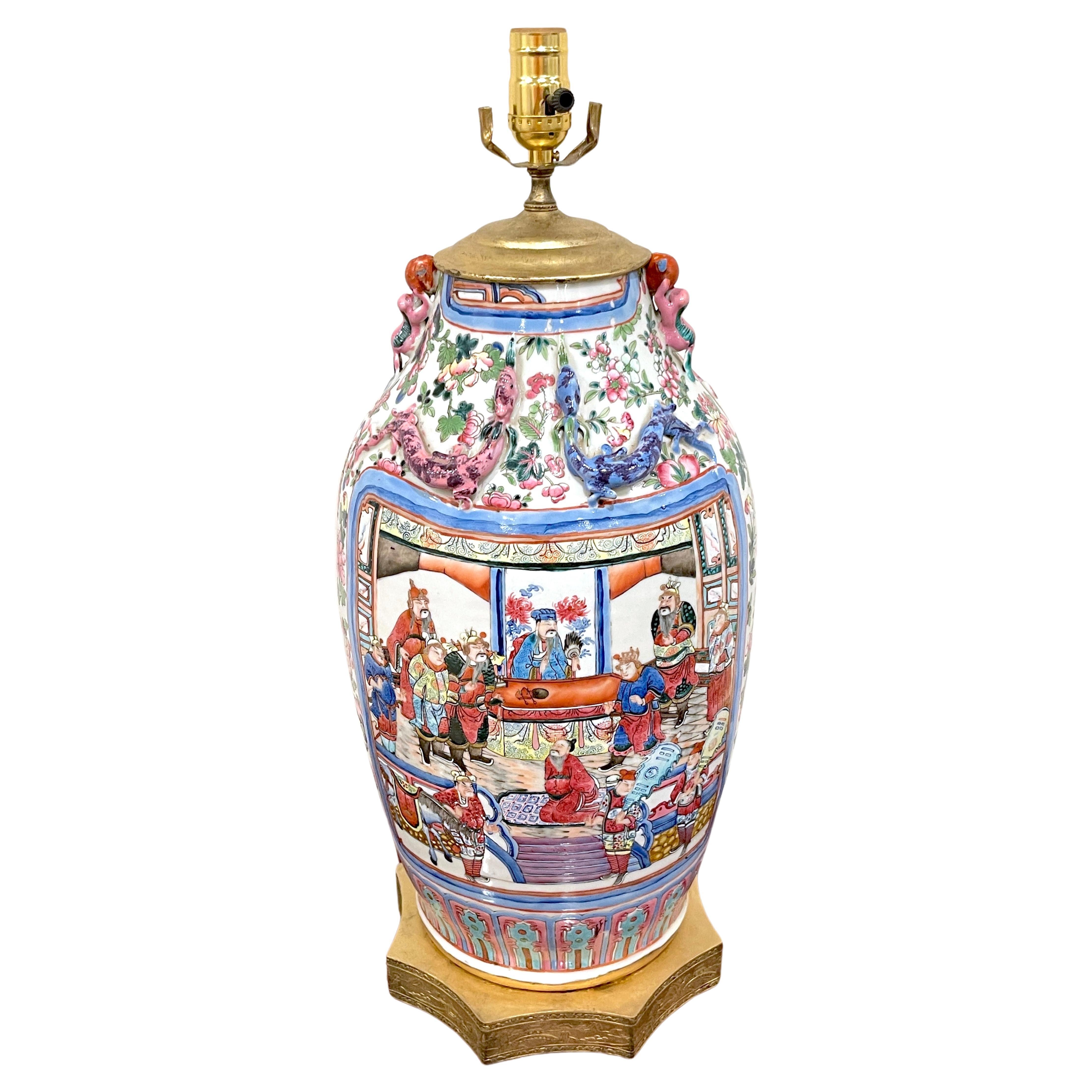 Vase famille rose d'un guerrier mandarin exporté de Chine, converti en lampe en vente