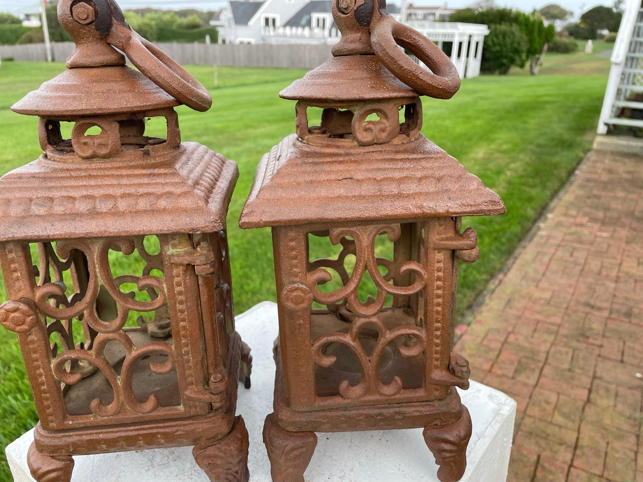 Chinese Export Matching Pair Old Flower Lily Lanterns In Good Condition In South Burlington, VT