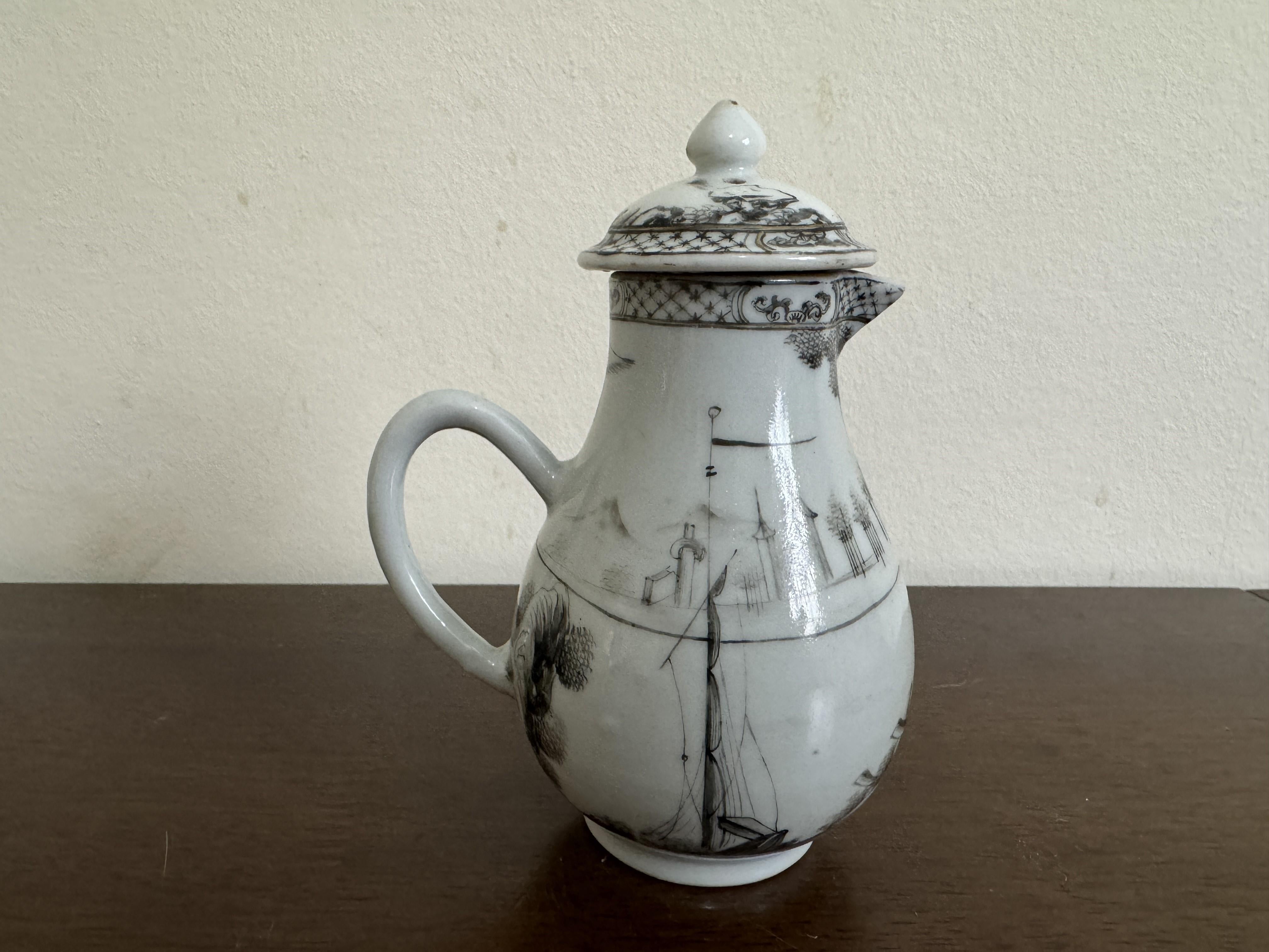 Chinese export Milk Jug and lid , 18th Century Qianlong period In Good Condition In Basildon, GB