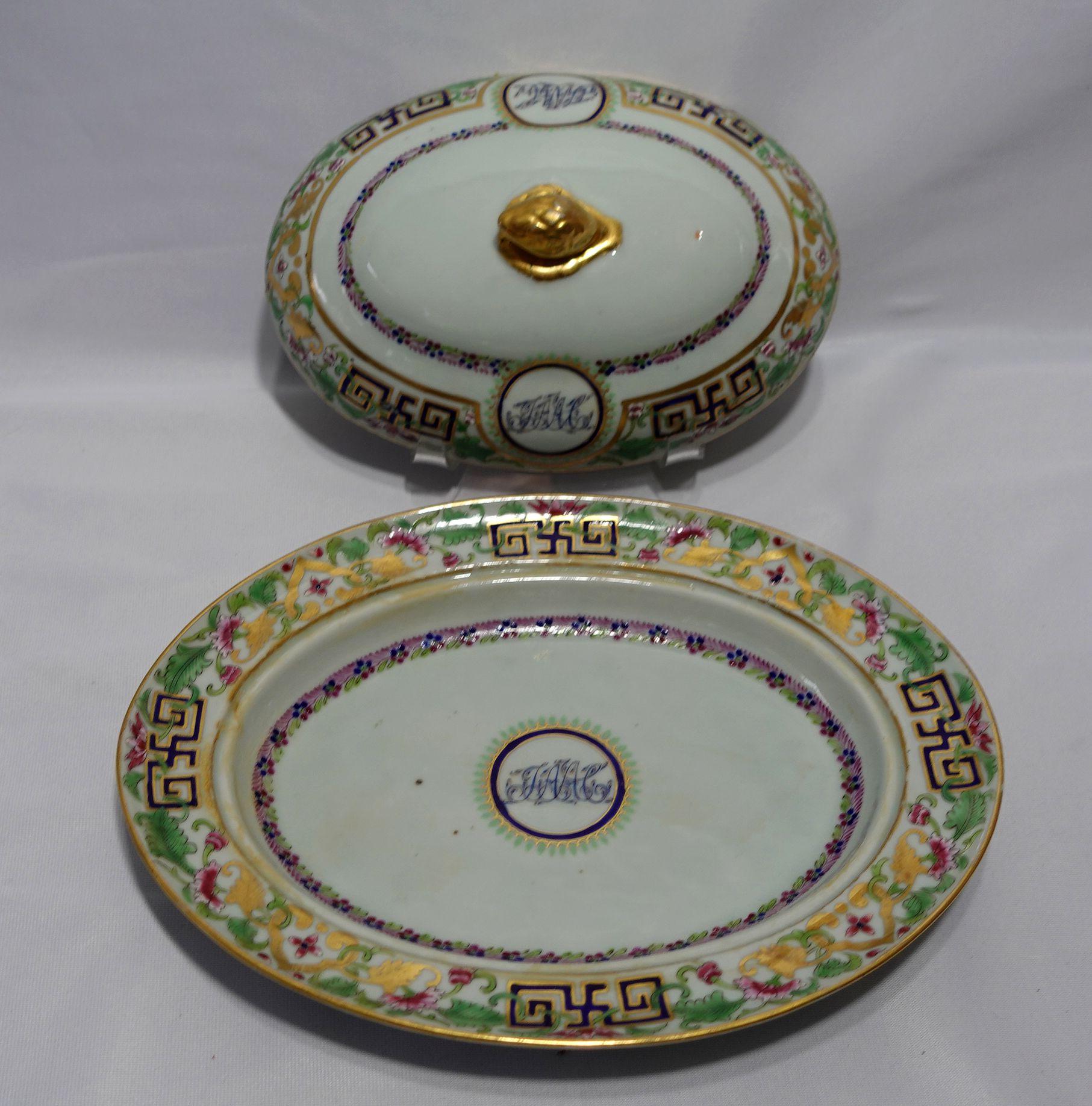 Porcelaine Plat de service couvert avec monogramme d'exportation chinoise, 19e siècle en vente