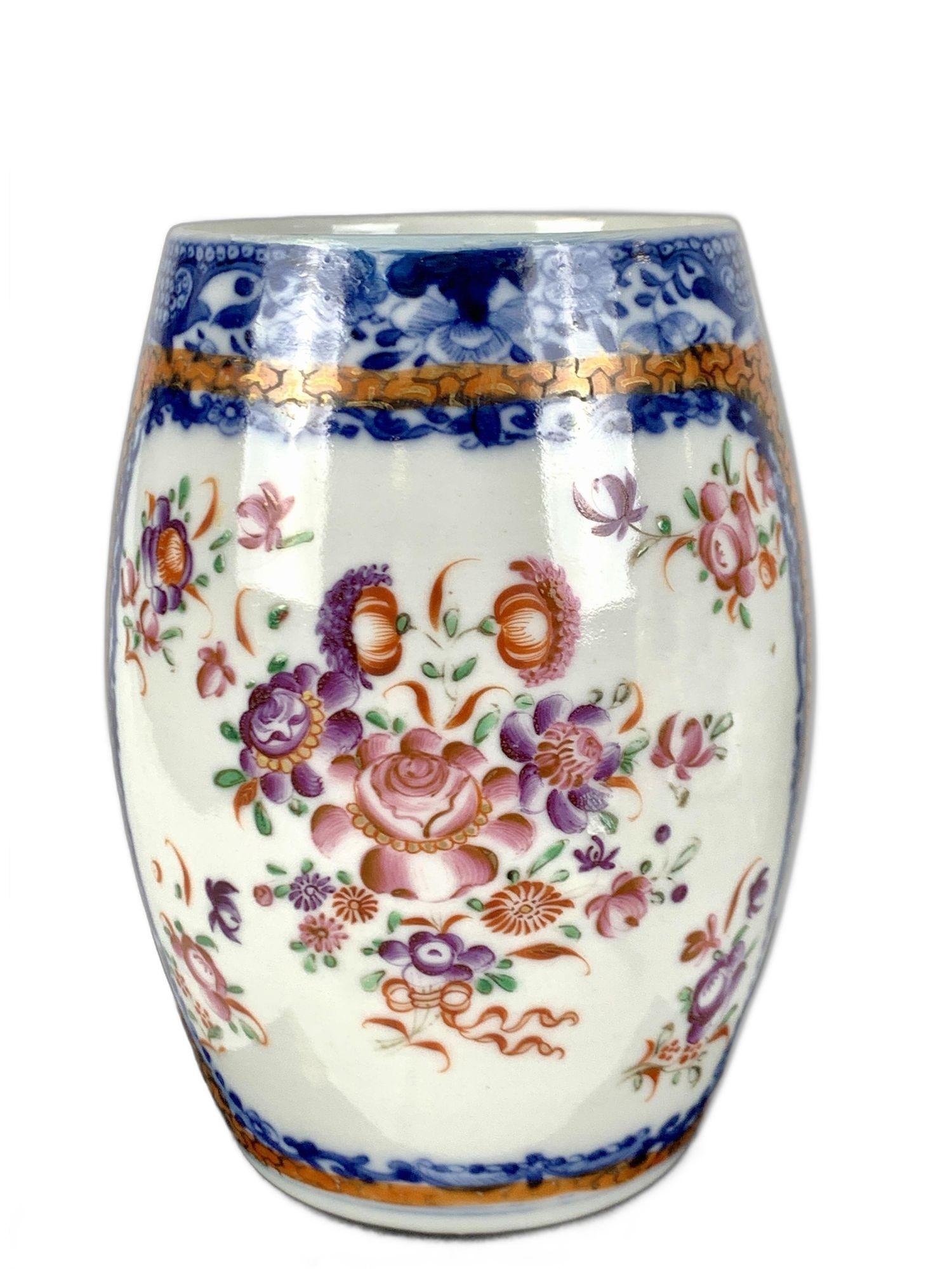 Cette grande et belle tasse chinoise est peinte à la main avec de magnifiques fleurs.
Cette tasse date de la seconde moitié du XIXe siècle, vers 1860.
Elle a été fabriquée dans un atelier de porcelaine du sud de la Chine et décorée à Guangzhou.
Dans