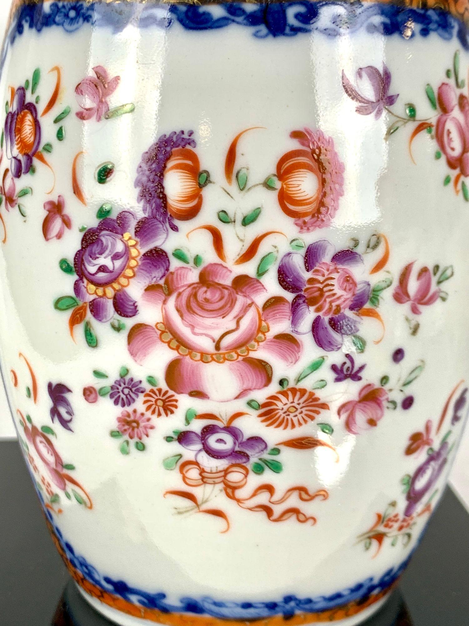 Tasse d'exportation chinoise peinte à la main, milieu du 19e siècle, vers 1860 Excellent état - En vente à Katonah, NY