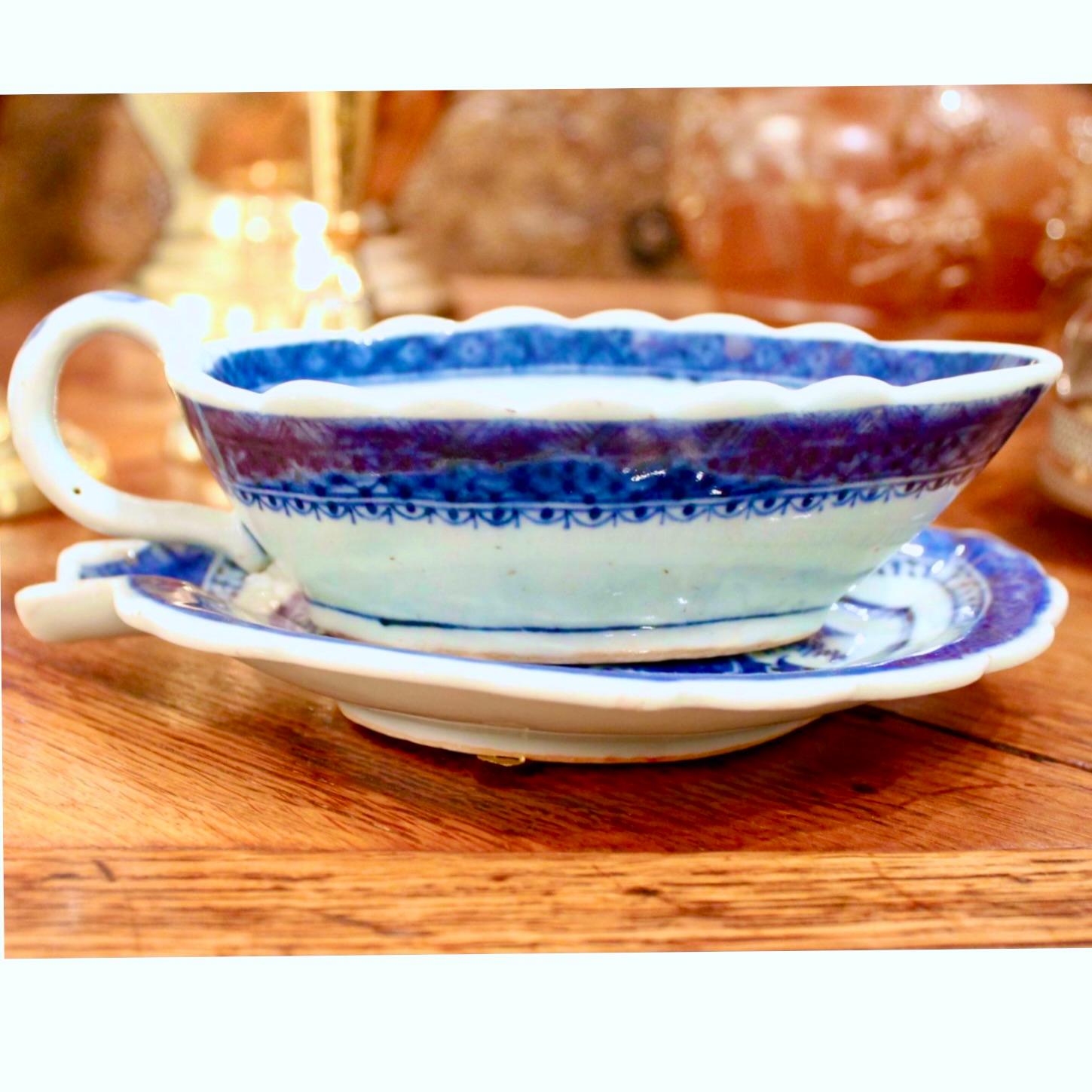 Ein ungewöhnliches Servierstück: eine Soßenkanne aus Nanking aus dem frühen 19. Jahrhundert mit dazugehörigem Untersatz in Form eines Blattes. Dieses Muster ist ein enger Verwandter des blau-weißen Canton-Porzellans, jedoch mit mehr Details. Sauce
