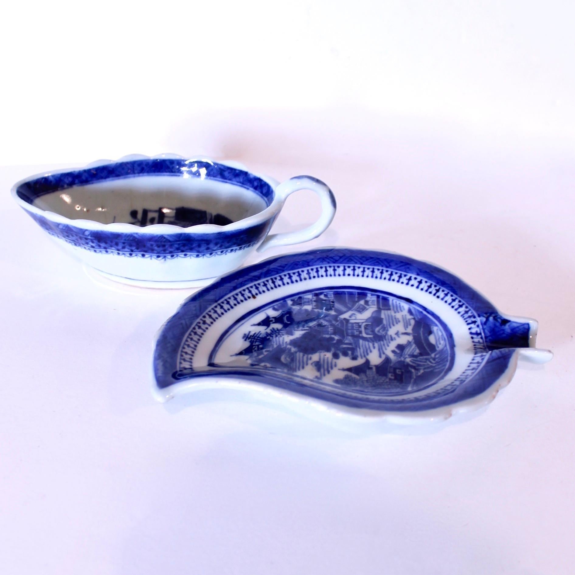 Chinese Export Nanking Porcelain Sauceboat And Undertray, 19th Century In Good Condition For Sale In Free Union, VA