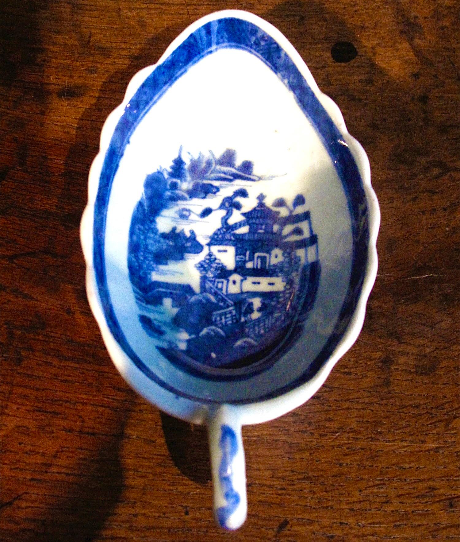 Chinese Export Nanking Porcelain Sauceboat And Undertray, 19th Century For Sale 3