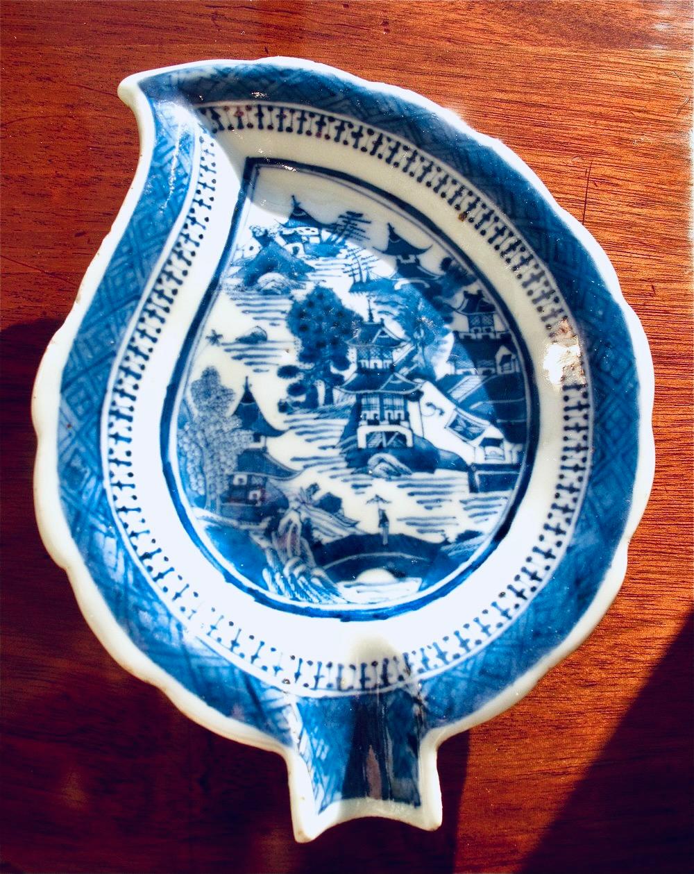 Chinese Export Nanking Porcelain Sauceboat And Undertray, 19th Century For Sale 4