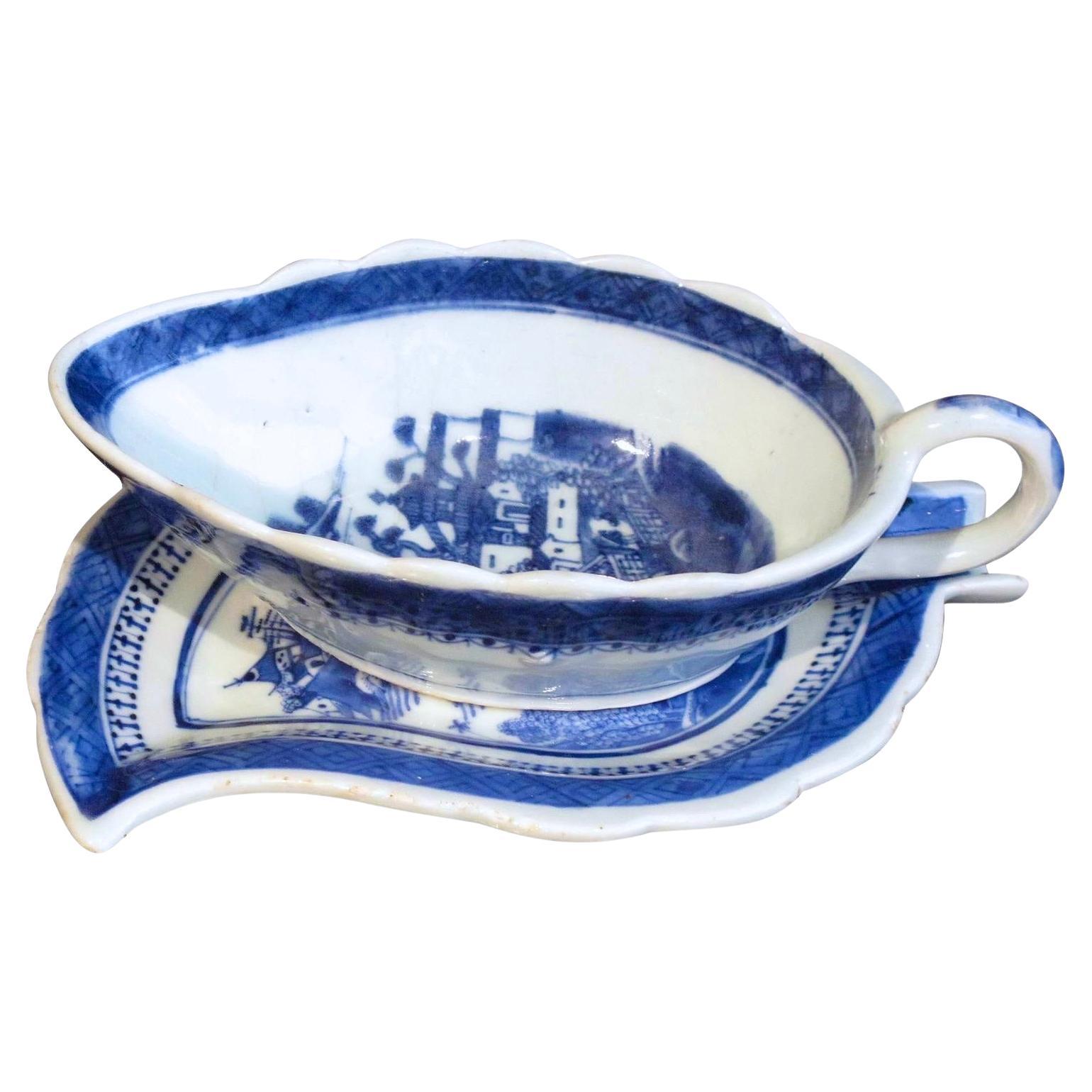 Chinese Export Nanking Porcelain Sauceboat And Undertray, 19th Century For Sale