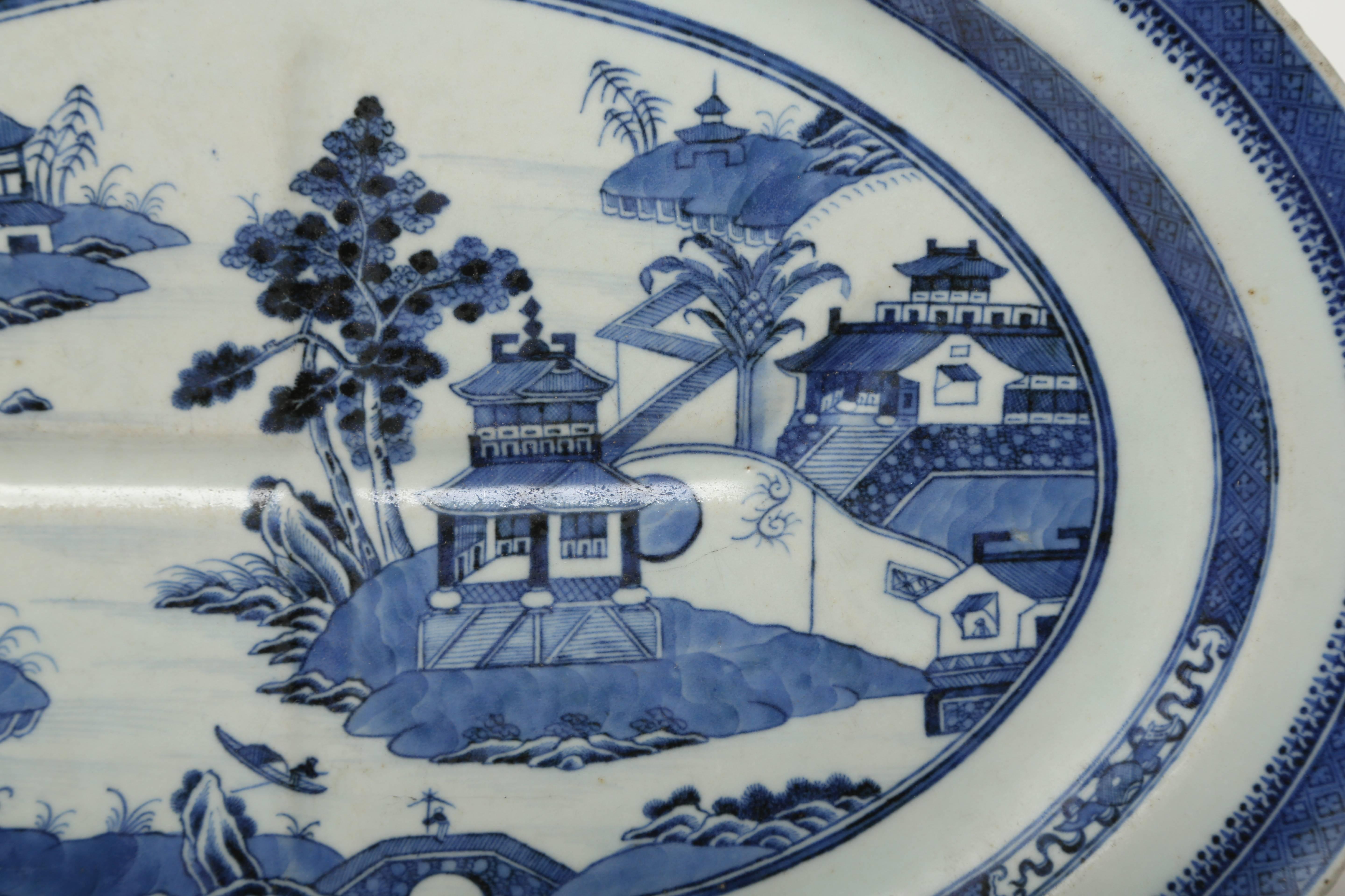 Exportation chinoise  Plat ovale en porcelaine d'exportation chinoise avec puits et arbres dans le motif de Nanking en vente