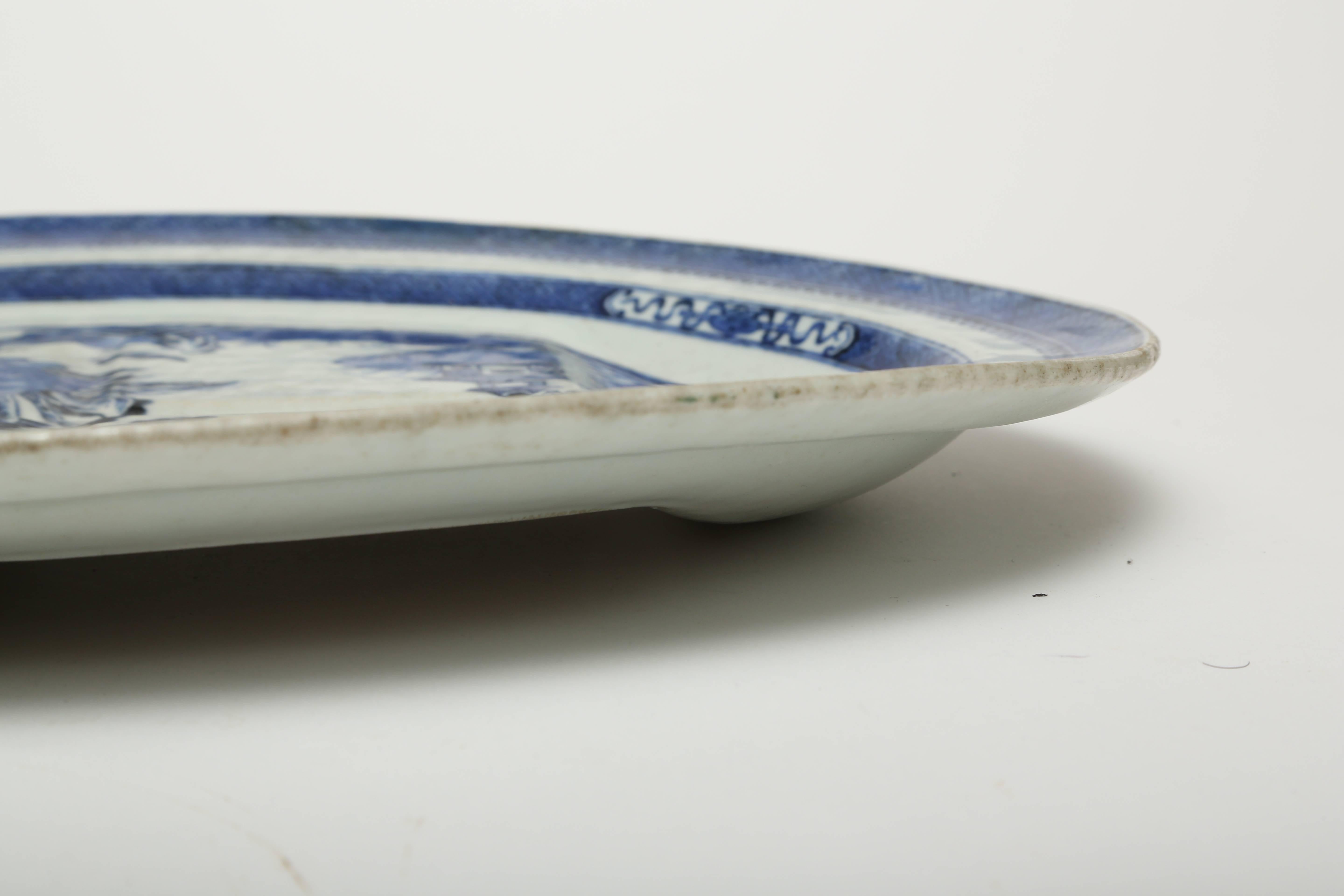 Peint à la main  Plat ovale en porcelaine d'exportation chinoise avec puits et arbres dans le motif de Nanking en vente
