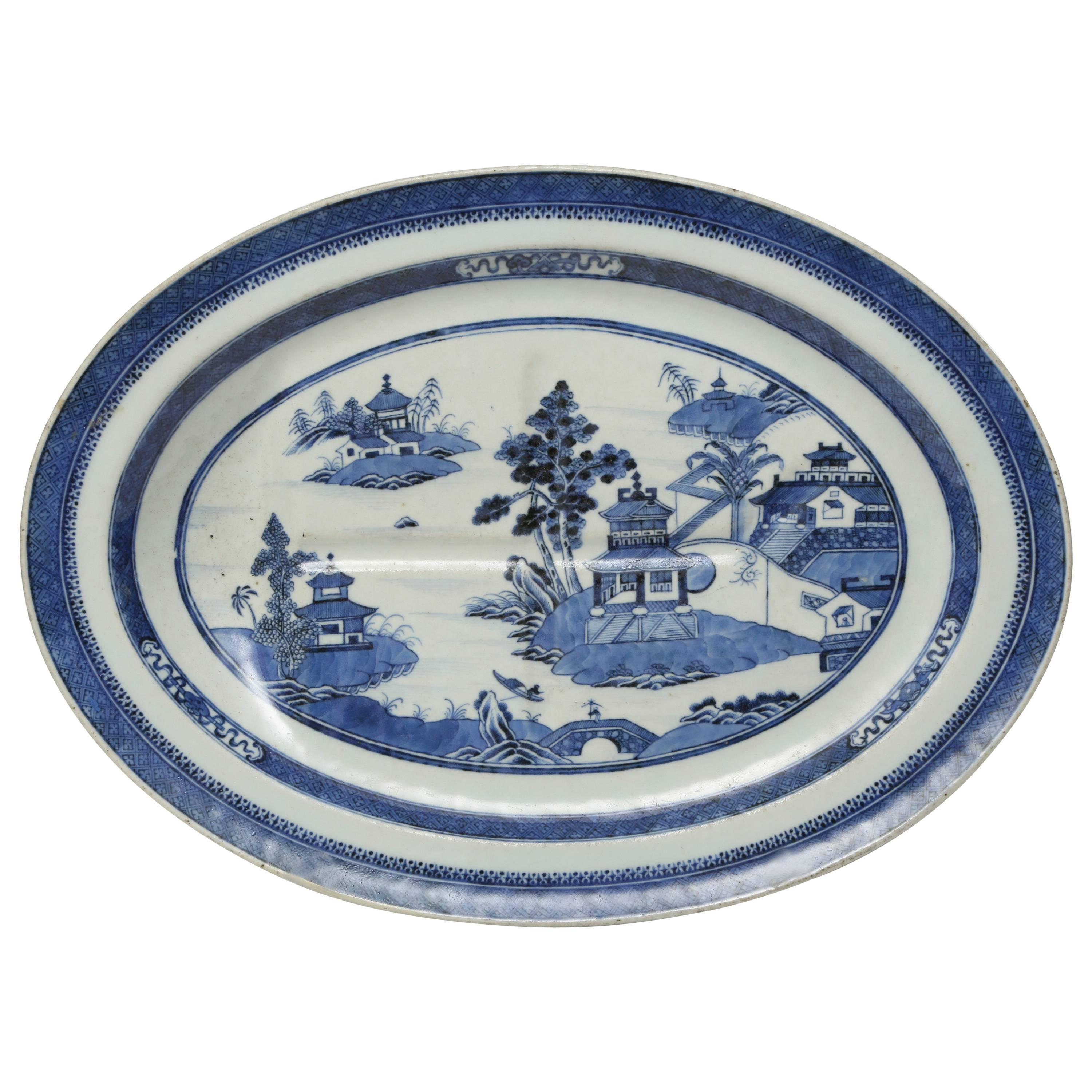  Plat ovale en porcelaine d'exportation chinoise avec puits et arbres dans le motif de Nanking
