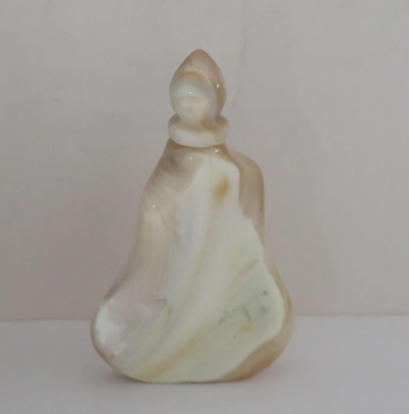 Hand-Carved Chinese Export Snuff Bottle of Natural Agate Stone Spoon Top, circa 1930 For Sale