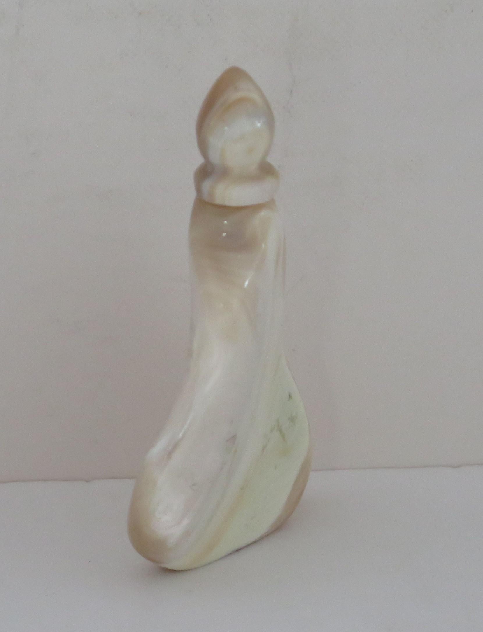 Chinese Export Snuff Bottle of Natural Agate Stone Spoon Top, circa 1930 In Good Condition For Sale In Lincoln, Lincolnshire