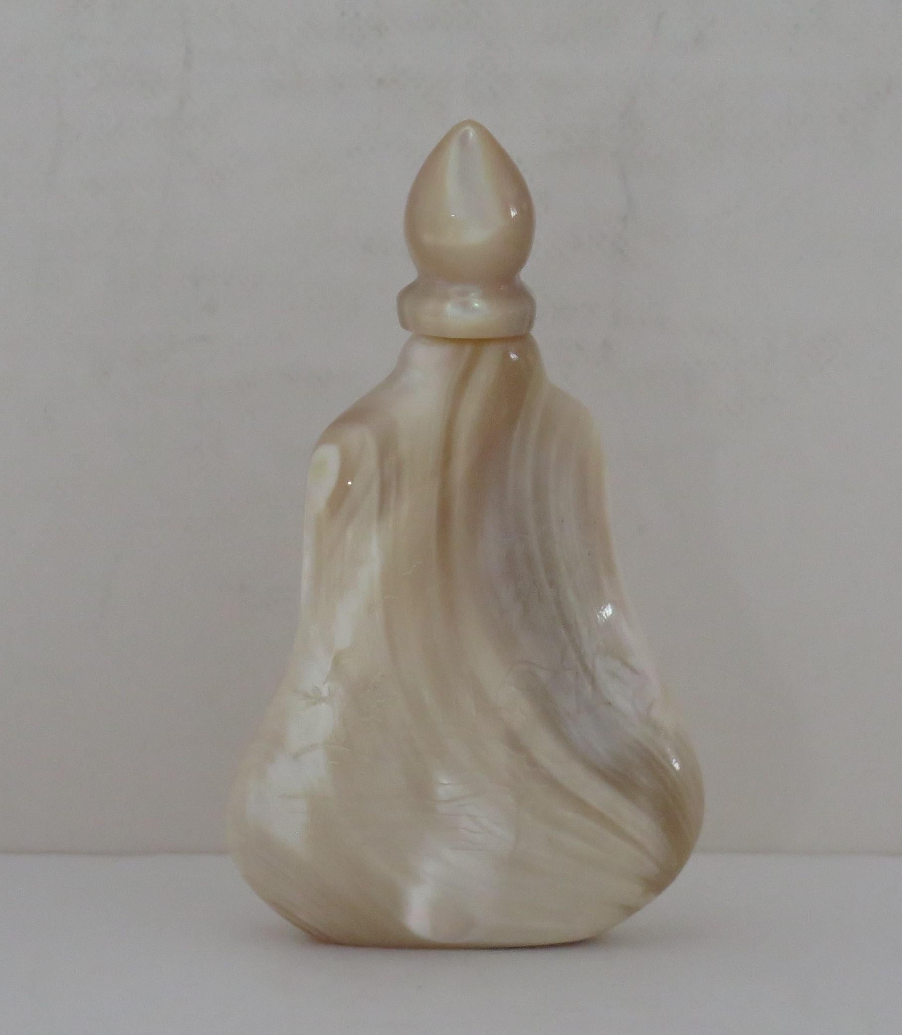 Chinese Export Snuff Bottle of Natural Agate Stone Spoon Top, circa 1930 For Sale 1