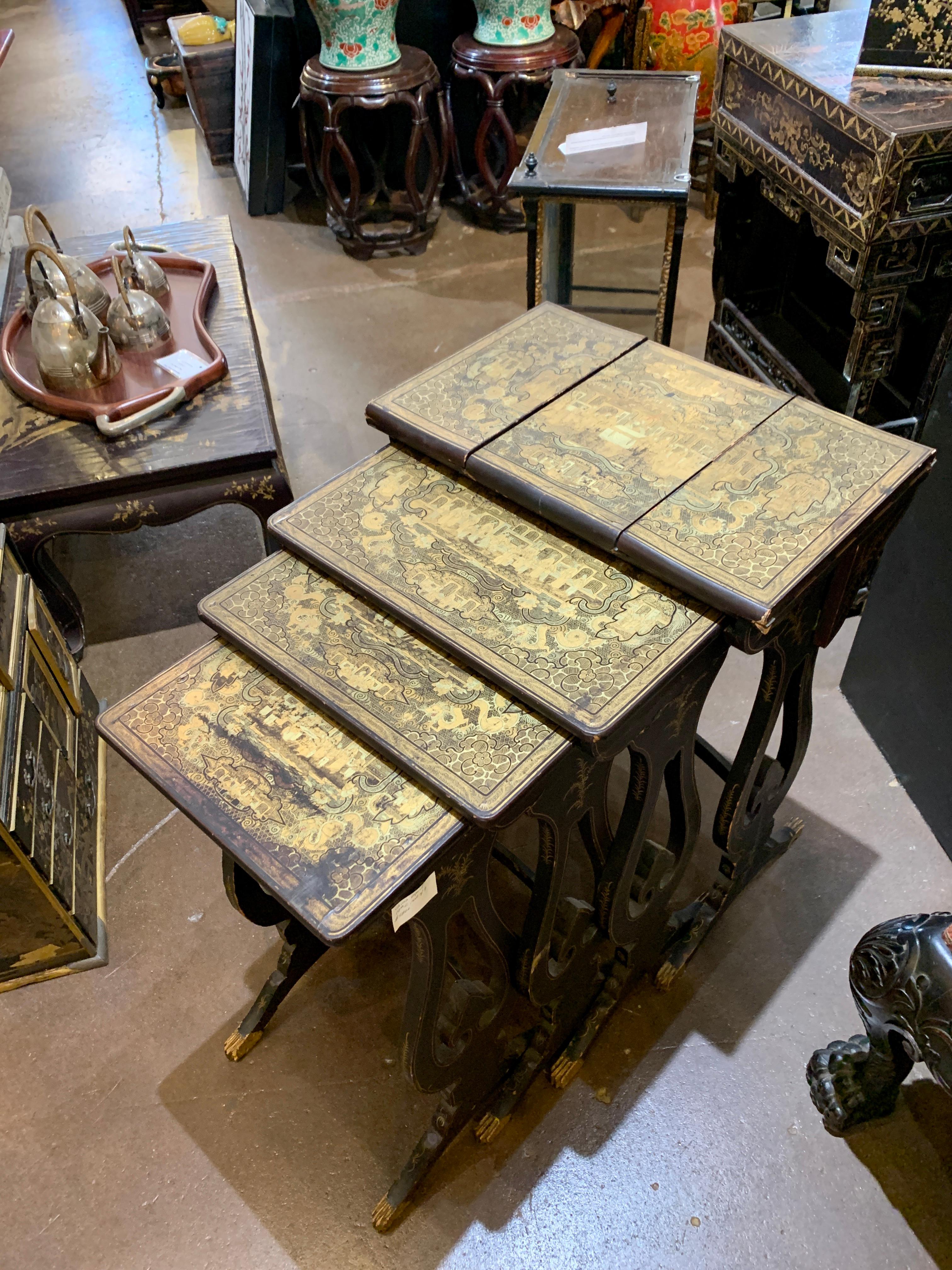 Ein exquisiter und ungewöhnlicher Satz von vier chinesischen Exporttischen aus schwarzem Lack und vergoldeter Bemalung, früh bis Mitte des 19. Jahrhunderts, China. Die größte Tischplatte lässt sich öffnen und dient als Spieltisch.

Dieses elegante