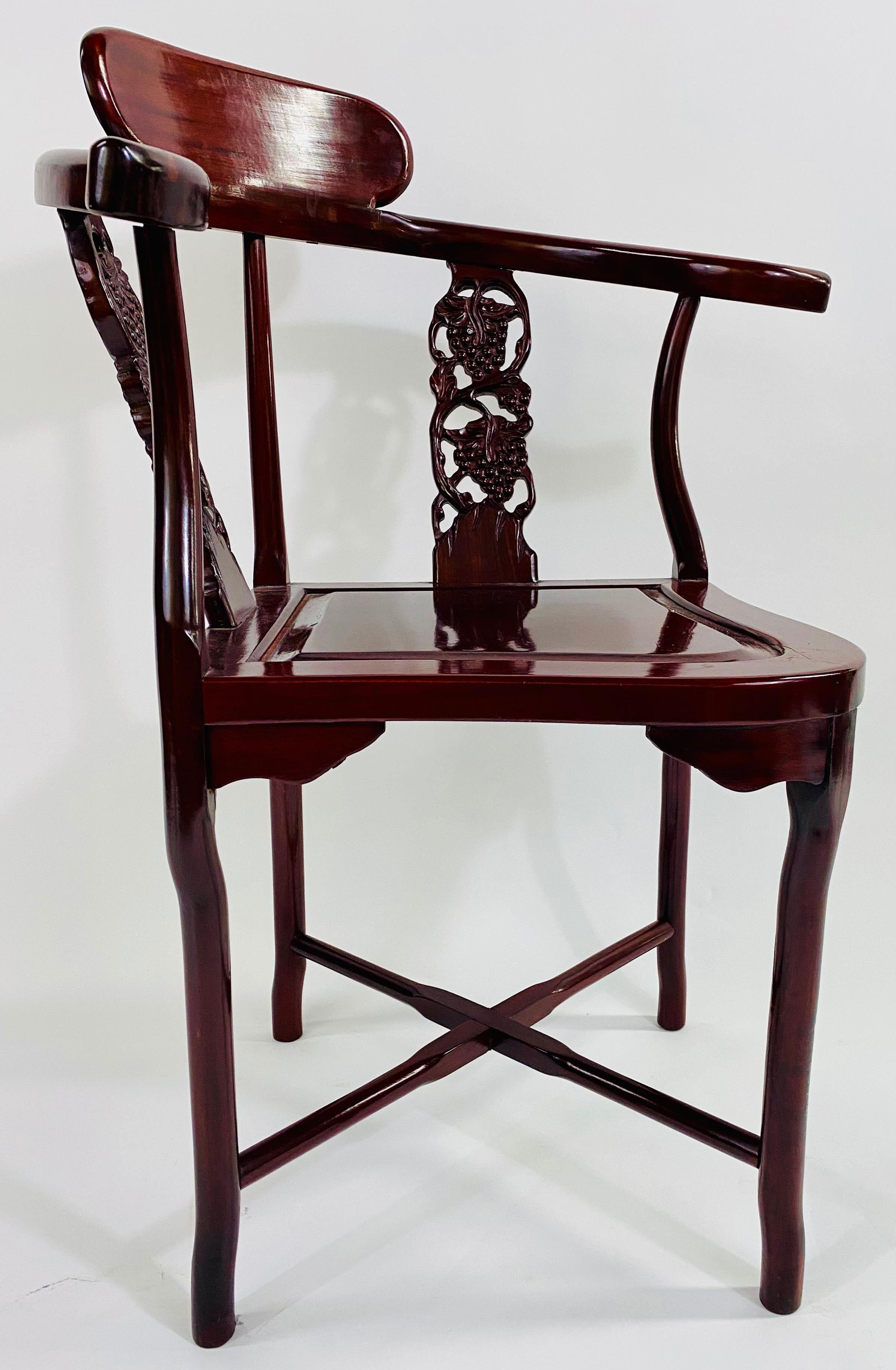 Chinese Export Oriental Hand Carved Rosewood Corner Chair In Good Condition For Sale In Plainview, NY